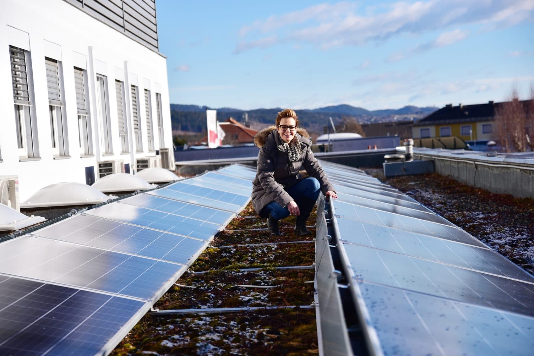 Stadträtin Katharina Spanring am Dach des Betriebsgebäudes des Wasserwerkes vor der neuen Photovoltaik-Anlage. 