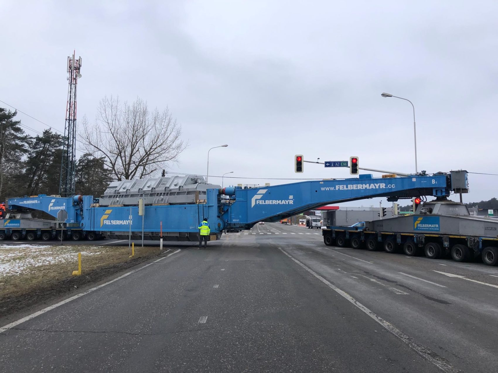 Der 300 Tonnen schwere Transformator wird vom Bahnhof Grafenstein über die Bundesstraße nach Völkermarkt transportiert.