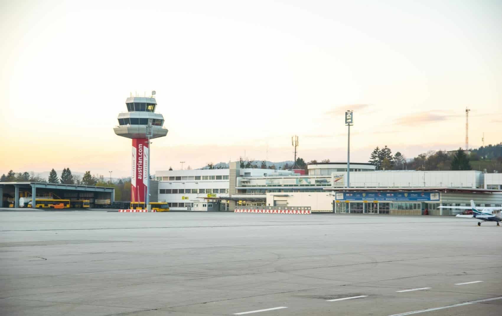 In der westlichen Einflugschneise des Klagenfurter Flughafens sind, laut Bundesministerium, einige Bäume zu hoch.