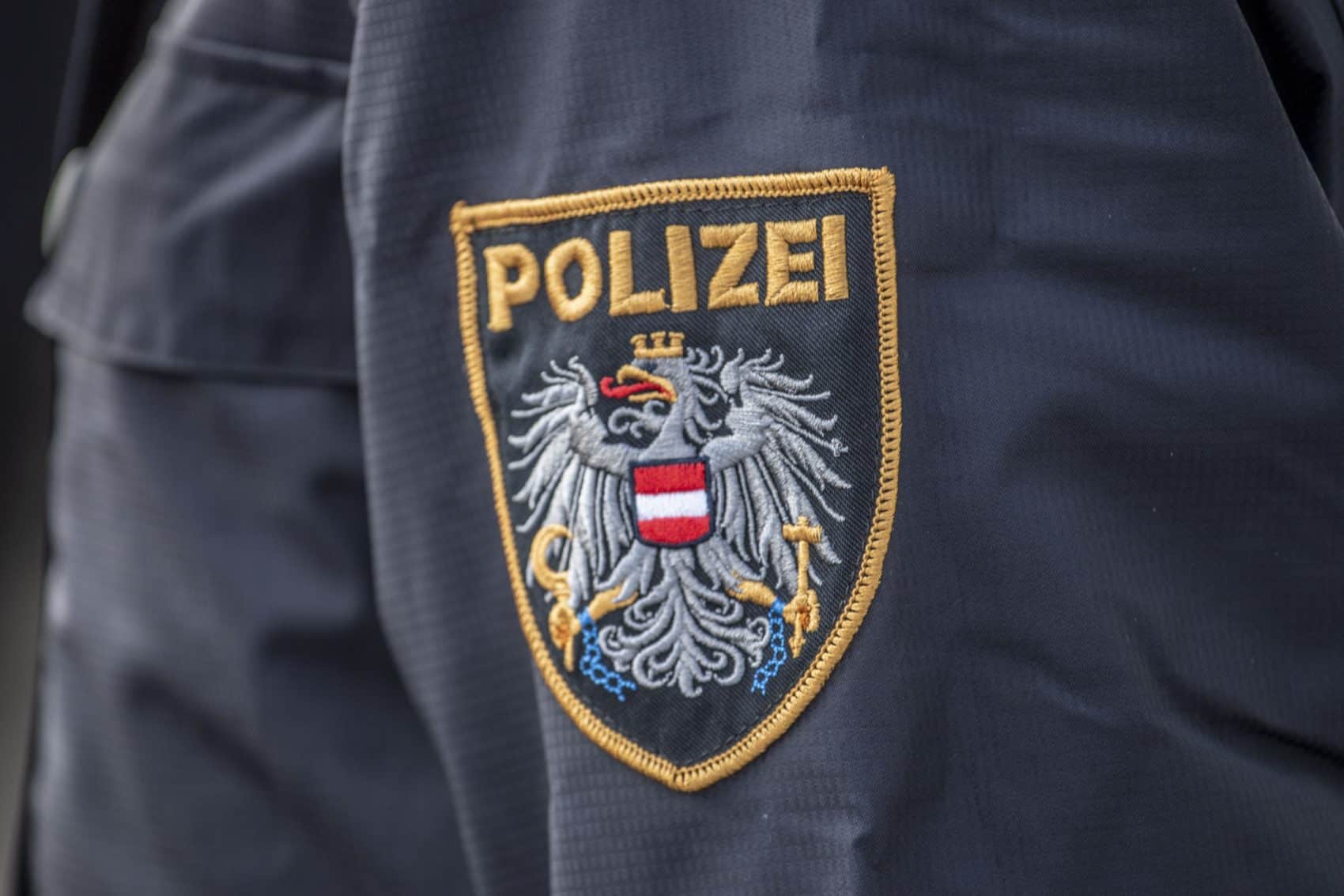 Durch die Sachbeschädigung entstand ein Schaden von mehr als 2.000 Euro. Die Polizei sucht nach den Tätern.