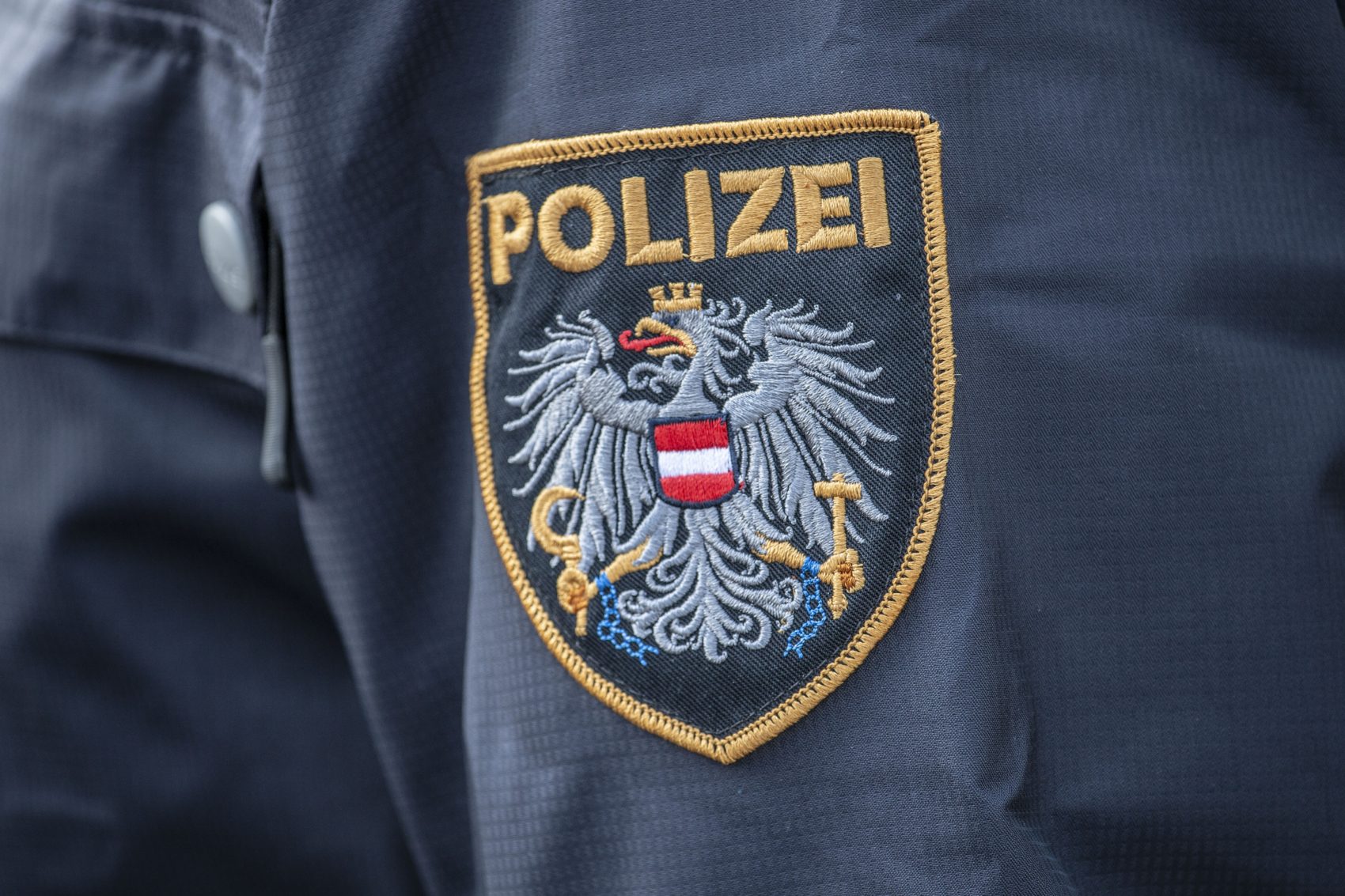 Die Polizei fahndet nach den Unbekannten. Durch den Diebstahl entstand ein Schaden von mehreren tausend Euro.