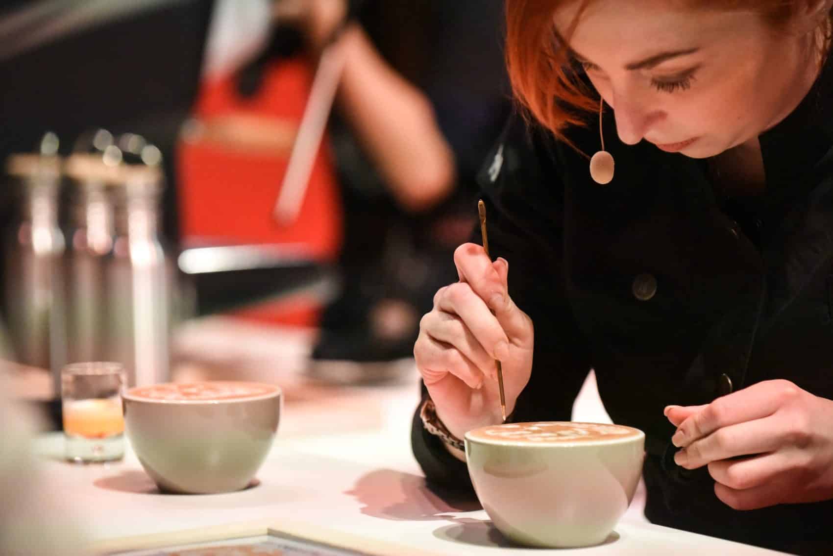 Tamara Nadolph musste sich bei der Herstellung ihrer Kaffee-Kunstwerke stark konzentrieren.
