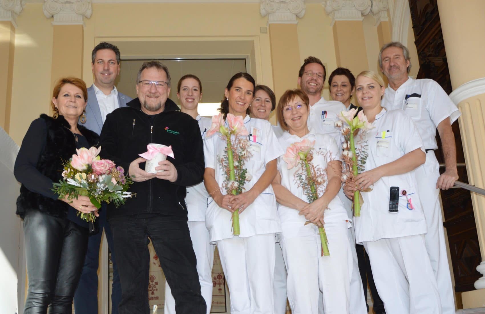 Judith Bürgler (links außen) bedankte sich nicht nur mit einer Spendenbox, sondern auch mit Blumengrüßen von Blumen Brommer bei dem Ärzte- und Pflegeteam des „Brustzentrums Kärnten“ 