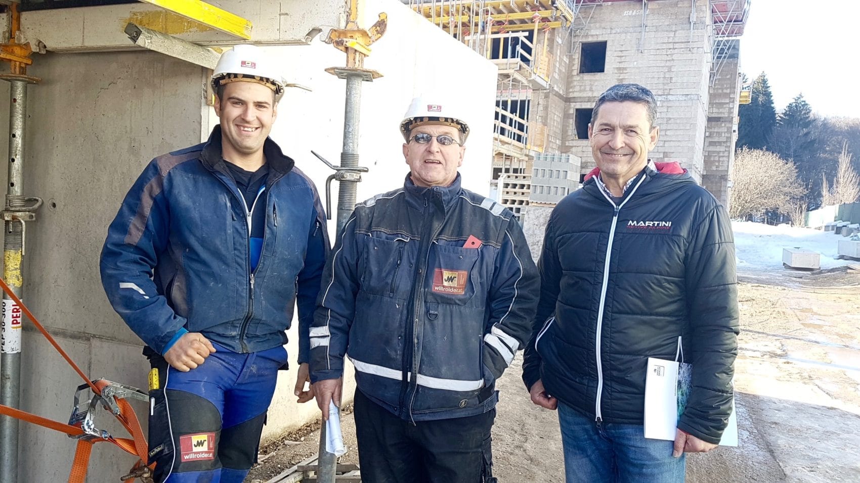 Baustellenbesuch bei den Profis von Willroider: Markus Frank, Wolfgang Schatzmayr und Josef Ram vor dem Bauobjekt 