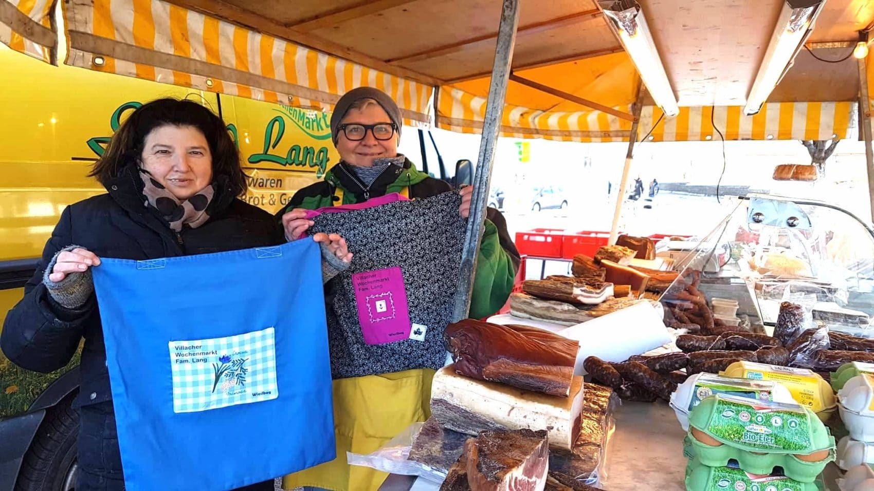 Helga und Sabine geben an ihre Kunden tolle recycelte Einkaufstaschen aus - kostenlos.
