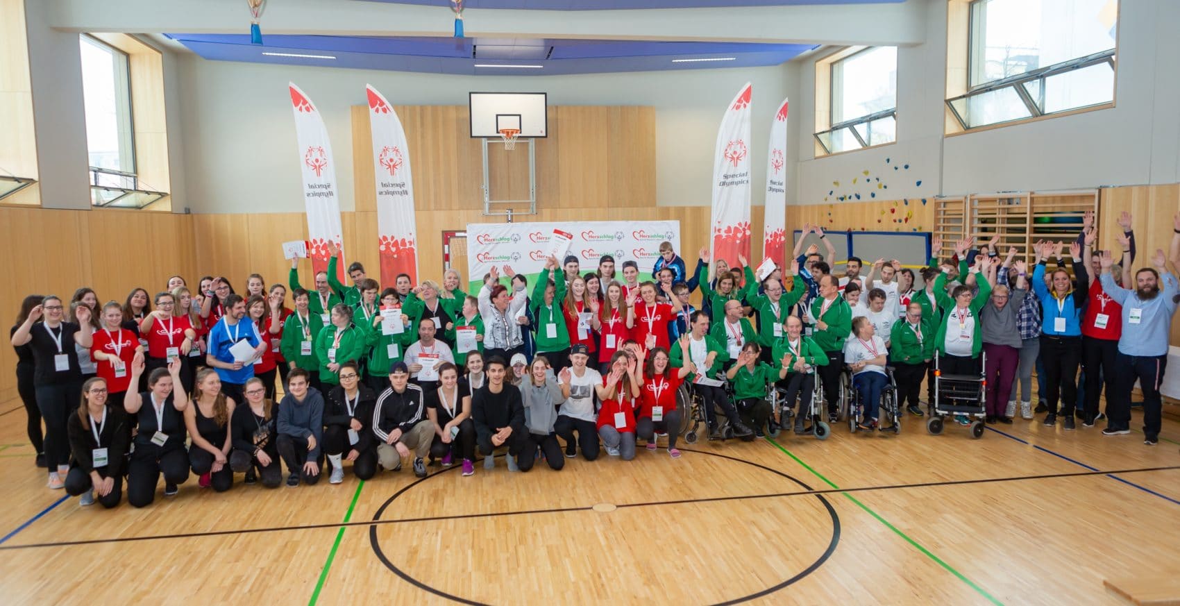 Gruppenfoto mit Sportlern, Trainern und Schülern des CHS Villach.