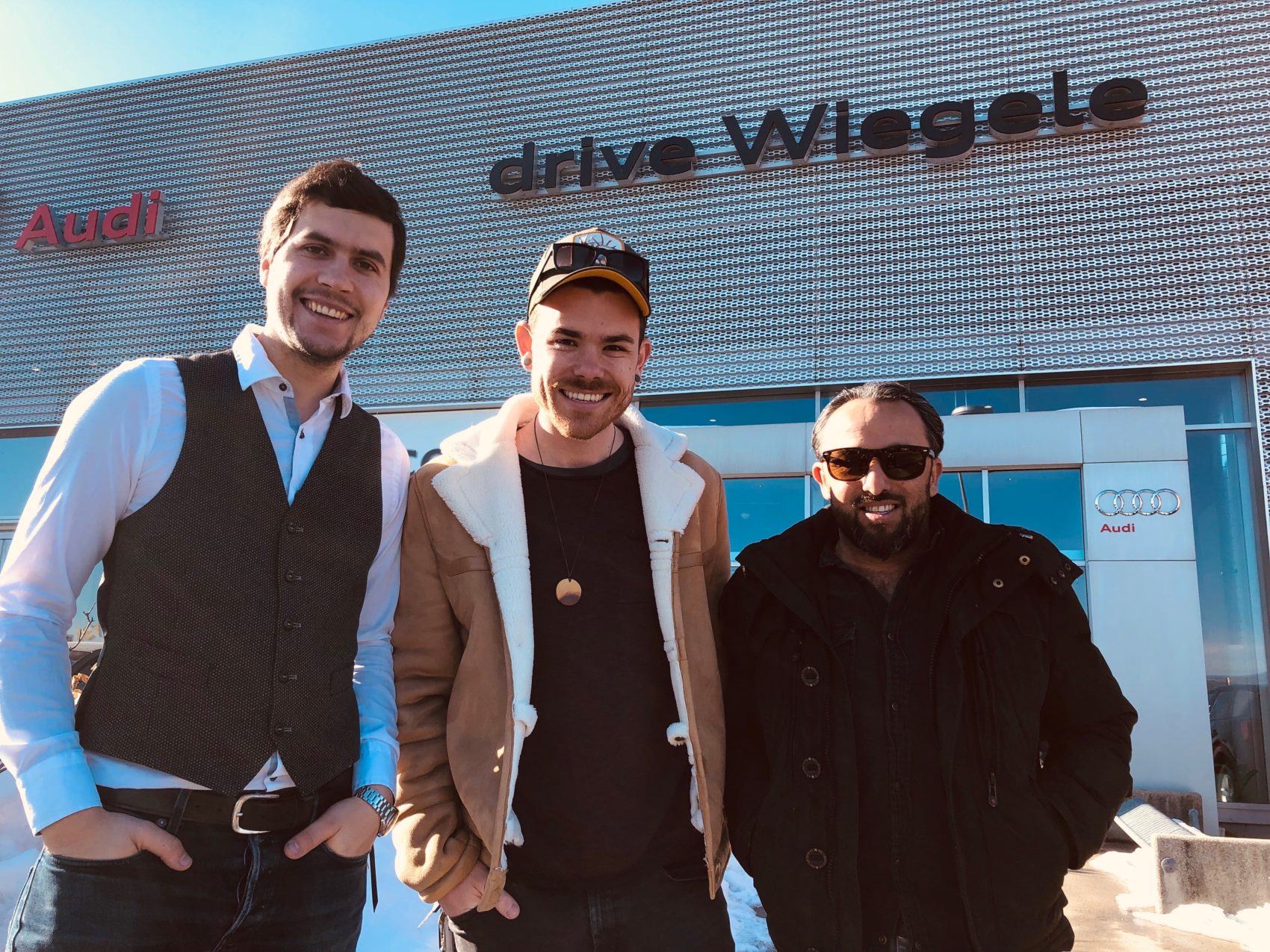 Thomas Wiegele von DRIVE WIEGELE (links) mit Matakustix Musiker Matthias Ortner und Party-Organisator Mustafa “Musti” Keceli