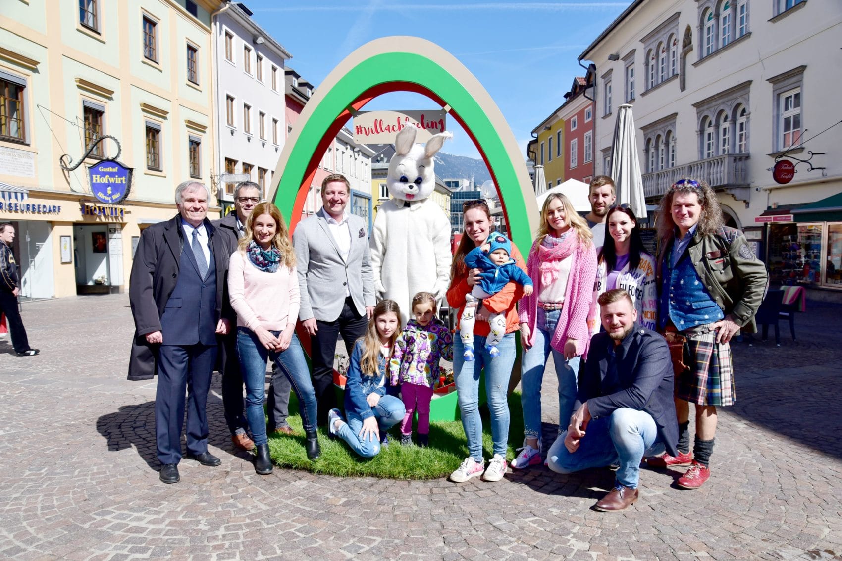 Die neue Attraktion am Ostermarkt: Das Riesen-Osterei ist ein Fotopoint und Treffpunkt am Hauptplatz. Heute wurde das Ei von Bürgermeister Günther Albel feierlich enthüllt.  