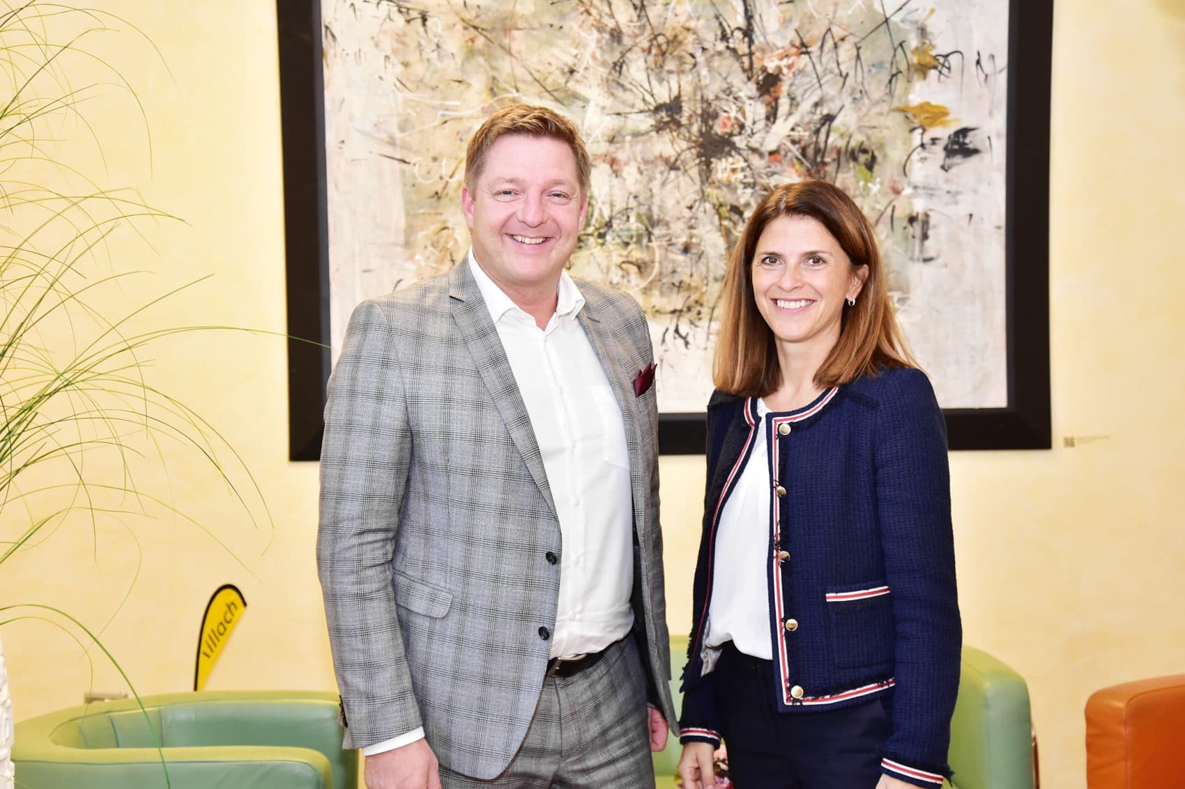 T-Mobile-Geschäftsführerin Maria Zesch und Bürgermeister Günther Albel