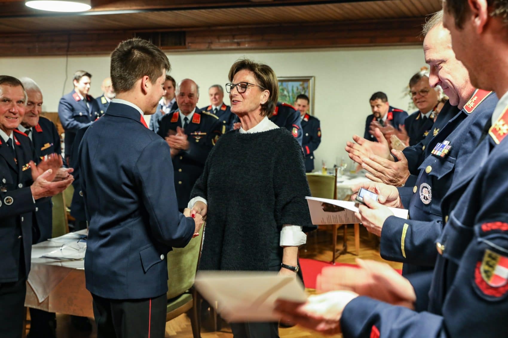Bürgermeisterin Hilde Gaggl gratulierte zur Angelobung und Beförderung zum Feuerwehrmann: FM Jan Mohrenschildt