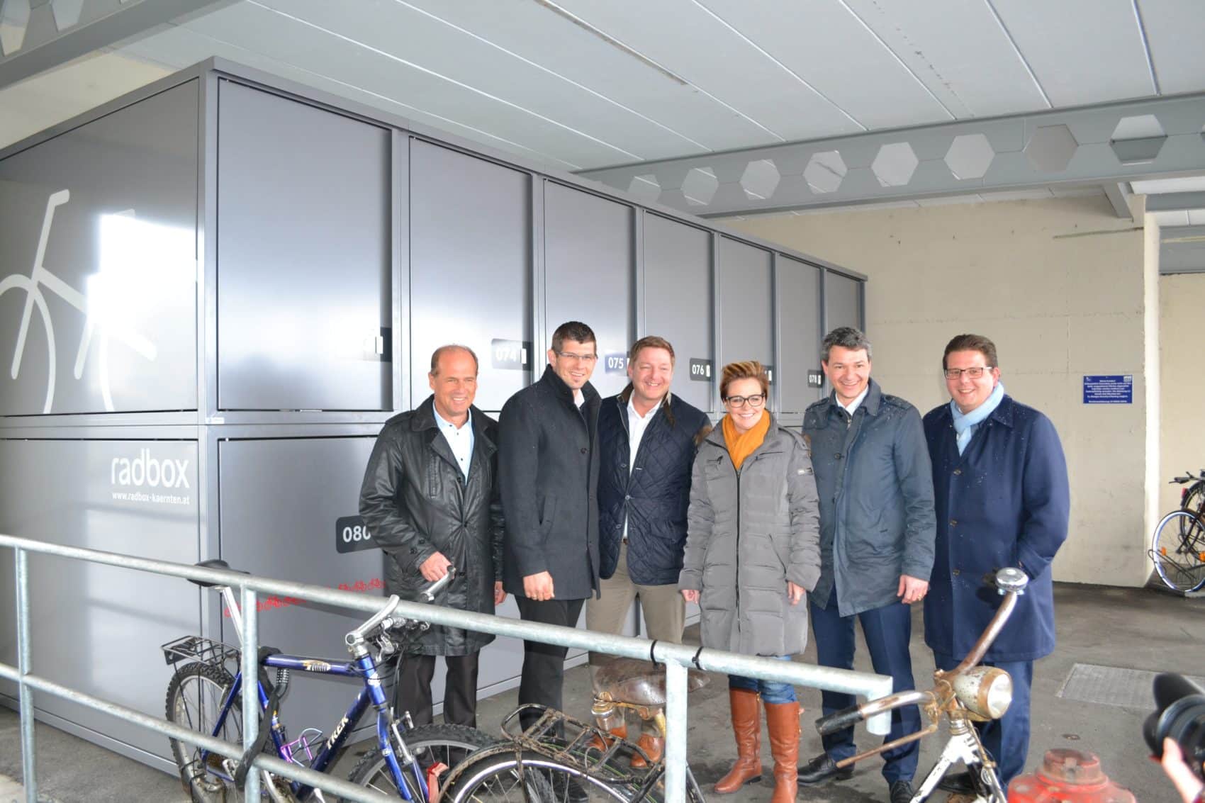 Mobilitätslandesrat Ulrich Zafoschnig und Straßenbaulandesrat Martin Gruber präsentieren die neuen Radboxen. 