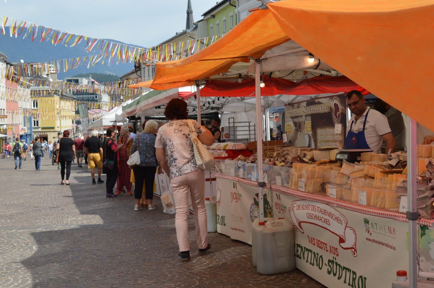 Ab Montag gastiert der Italo-Markt wieder in der Villacher Innenstadt. Fünf Tage lang werden Marktfieranten aus der Toskana, Sizilien, Sardinien, Umbrien und anderen Regionen Italiens, das einzigartige italienische Marktflair wieder auf den Hauptplatz bringen.