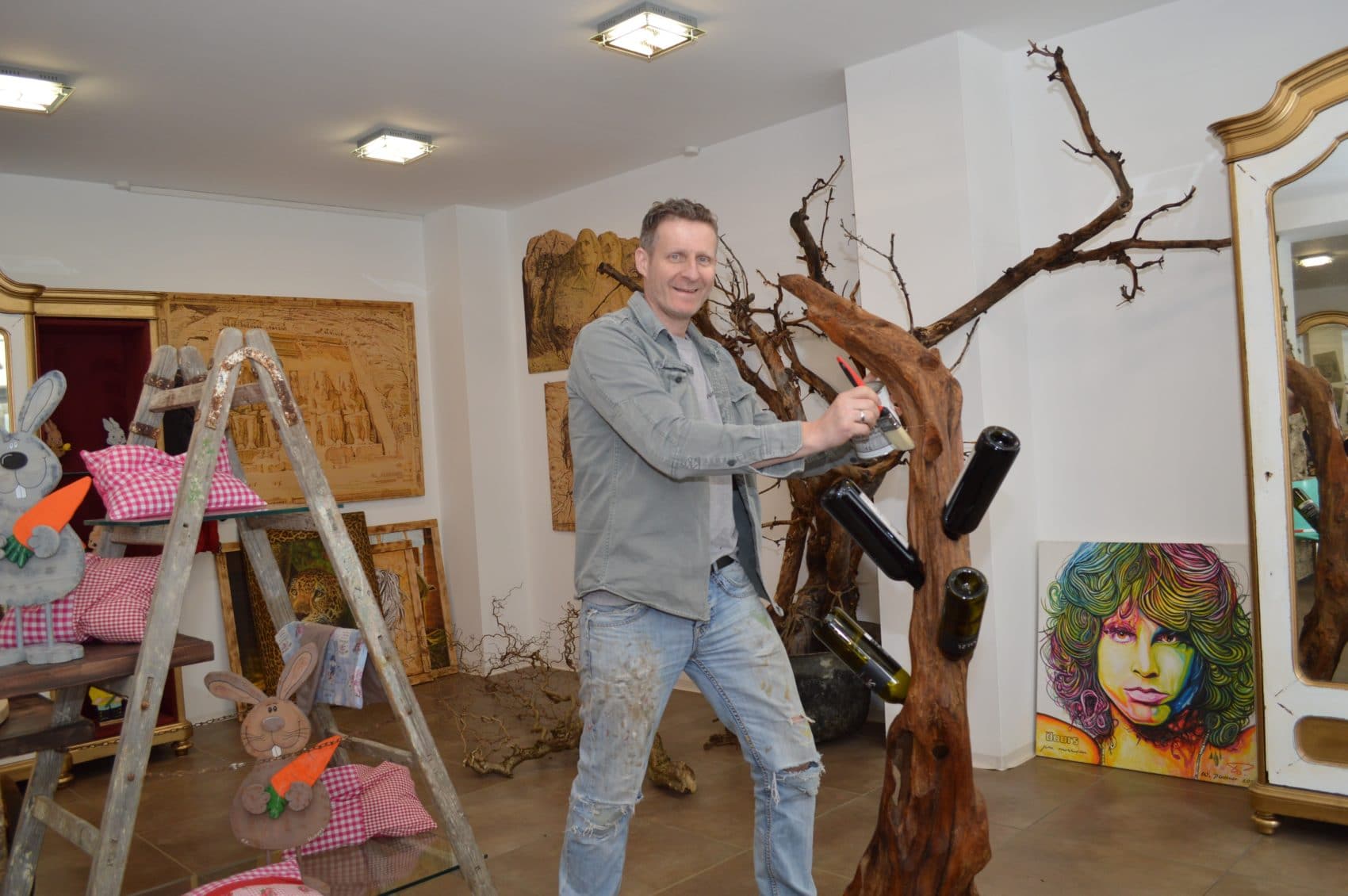 Michael Raffalt, freischaffender Künstler, eröffnete sein neues Atelier und Kunsthandwerksgeschäft auf dem Hans-Gasser- Platz 10.
