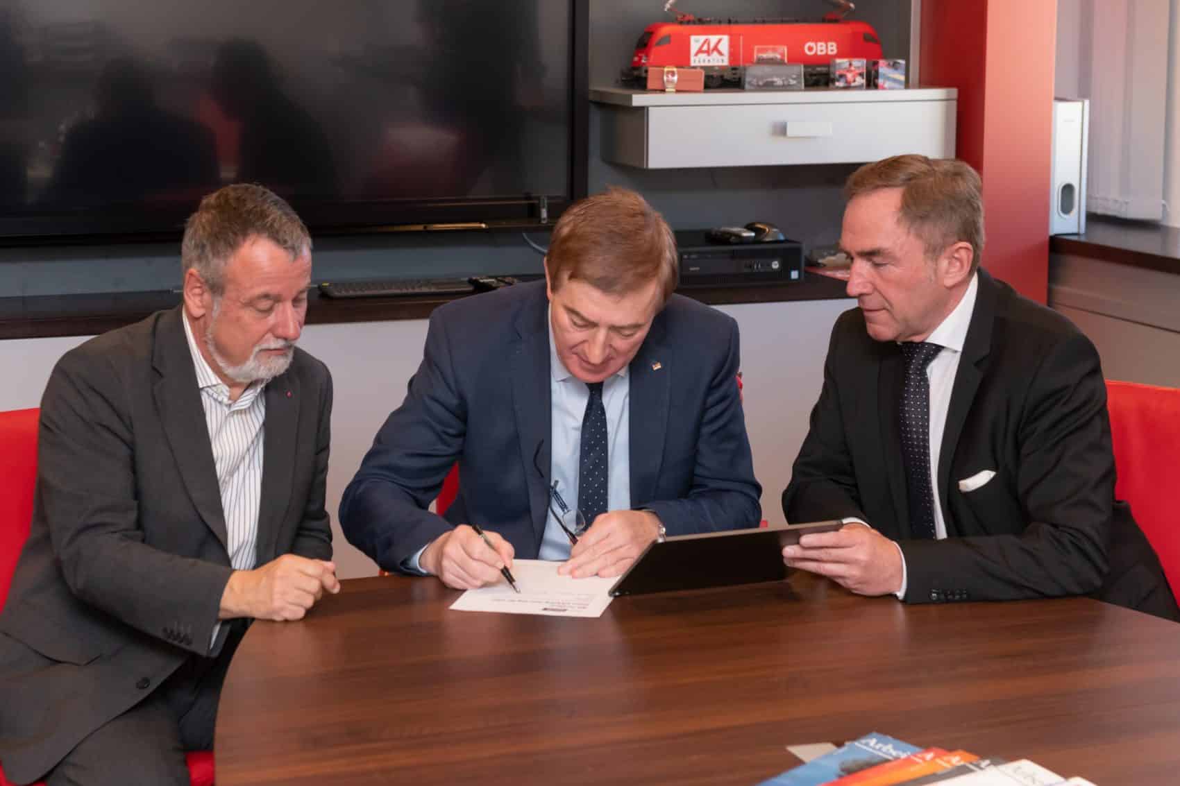 v.l.: ÖGB Landesvorsitzender Hermann Lipitsch, Superintendent Manfred Sauer und AK-Präsident Günther Goach beim Unterschreiben der Petition gegen die neue Karfreitags-Regelung.