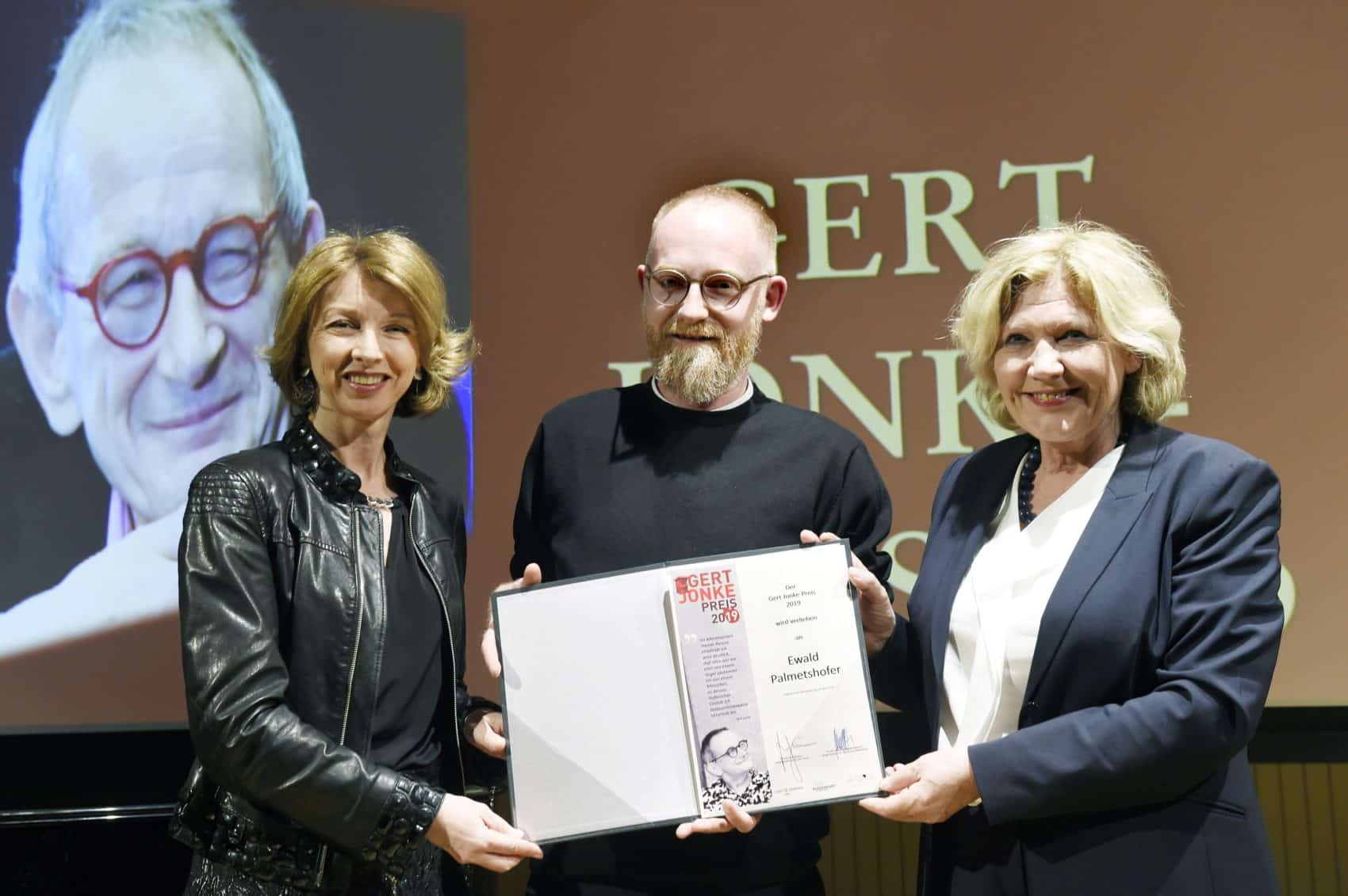 Bürgermeisterin Dr. Maria-Luise Mathiaschitz und Landeshauptmannstellvertreterin Dr. Gaby Schaunig gratulieren dem Gert-Jonke-Preisträger des Jahres 2019, Ewald Palmetshofer.