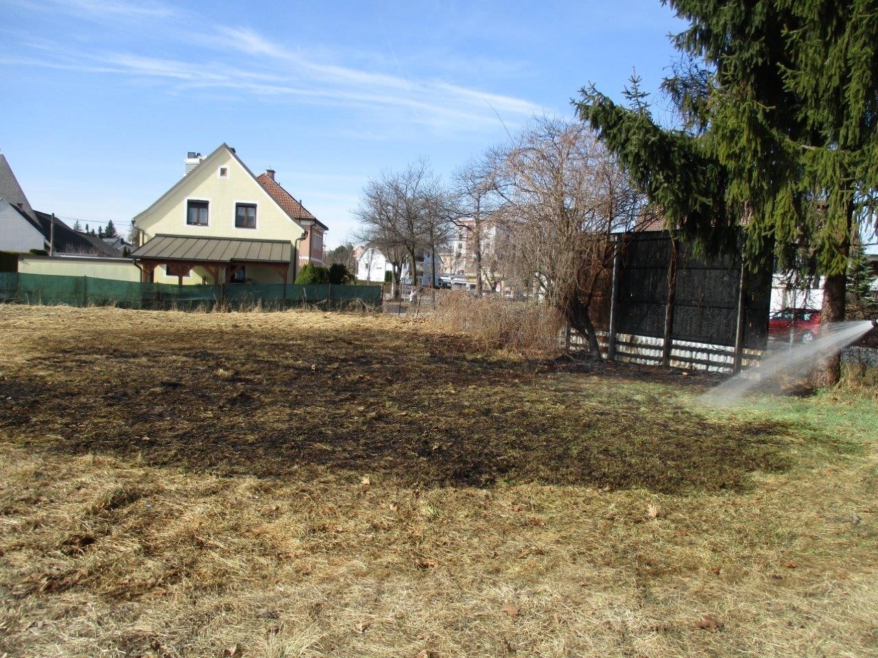 Beim Eintreffen der Berufsfeuerwehr Klagenfurt standen rund 50 Quadratmeter der Wiese in Flammen.