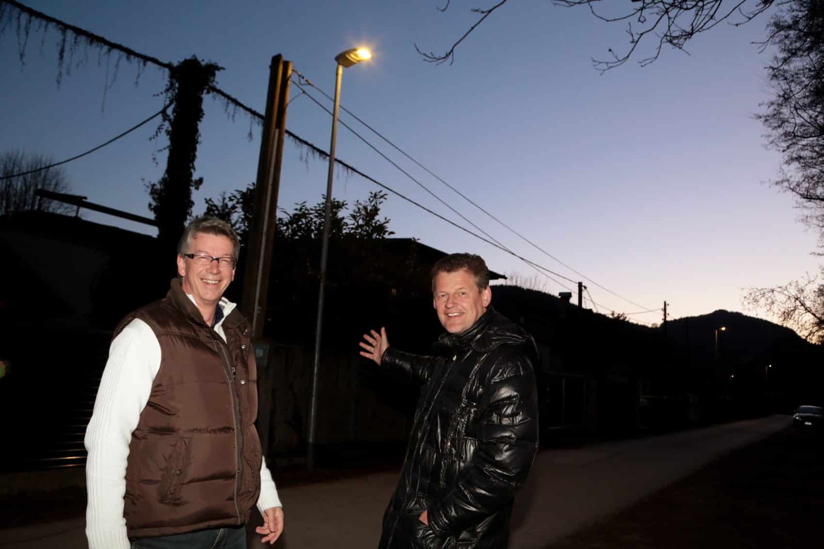 Straßenbaureferent Stadtrat Christian Scheider und Gottfried Mirnig
(Öffentliche Beleuchtung, Abt. SV) besichtigen einen Teil der neu aufgestellten LED
Lichtstellen.