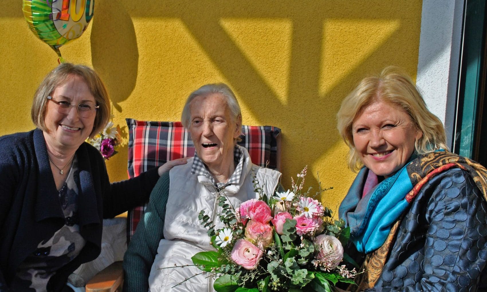 Bürgermeisterin Maria-Luise Mathiaschitz mit Antonia Mühleder und ihrer Tochter Gertrude Winkler.
