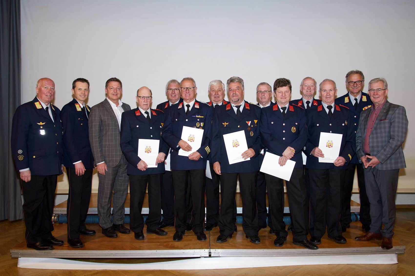 Gleiche mehrere Kameraden wurden für 50-jährige Tätigkeit im Feuerwehrwesen ausgezeichnet.