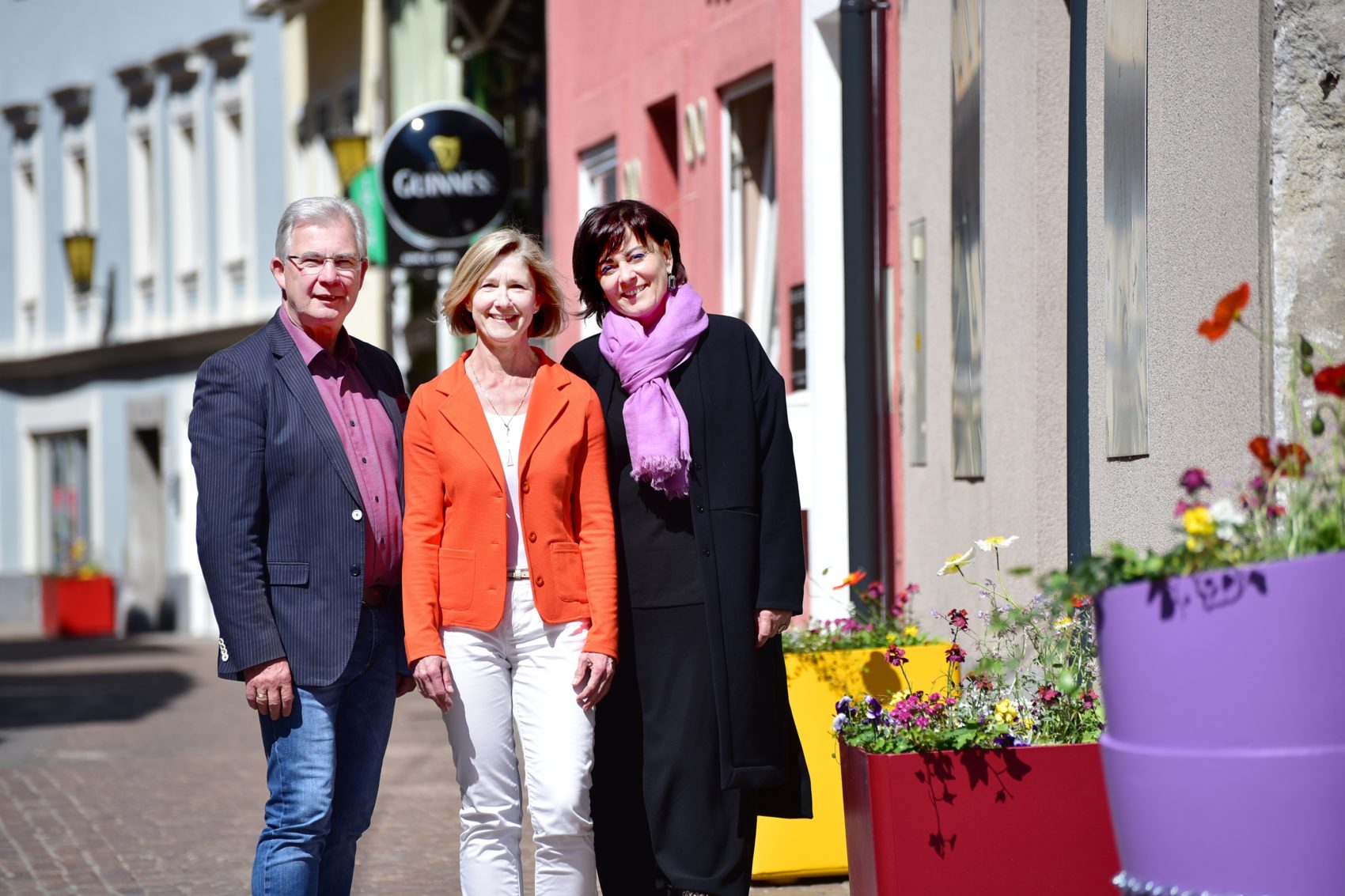 Stadtrat Harald Sobe, Petra Herbst-Pacher und Vizebürgermeisterin Petra Oberrauner mit den bunten Blumentöpfen in der Lederergasse. 