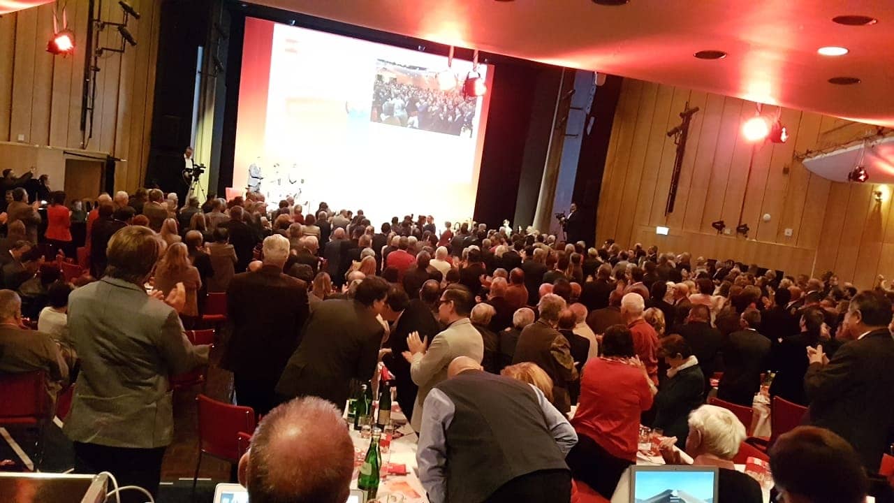 Standing-Ovations für den 24-jährigen Kärntner-SPÖ EU-Spitzenkandidaten Luca Kaiser nach seiner Rede am Parteitag.