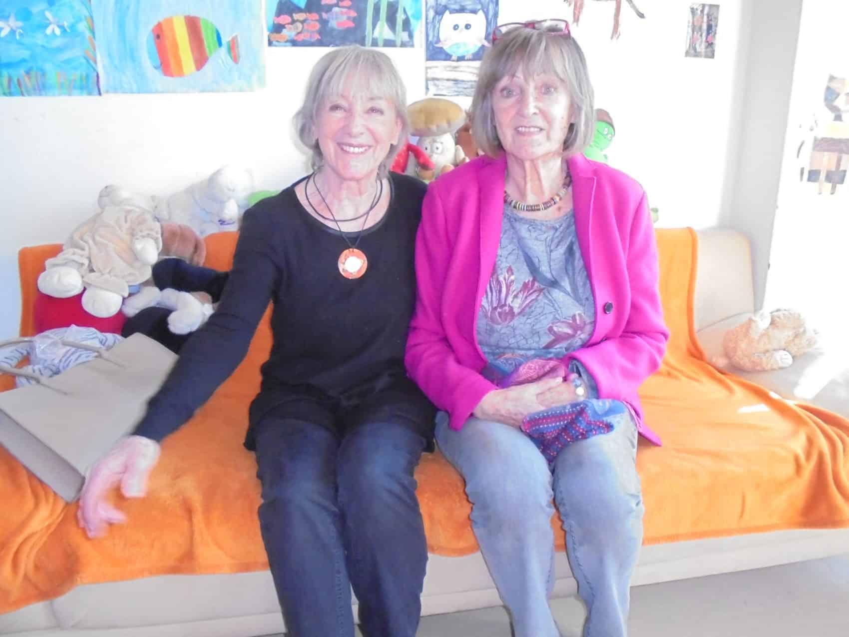Die Schauspielerin Heidelinde Weis mit ihrer Schwester Ingrid Weiss, einer langjährigen Helferin im Lerncafé.