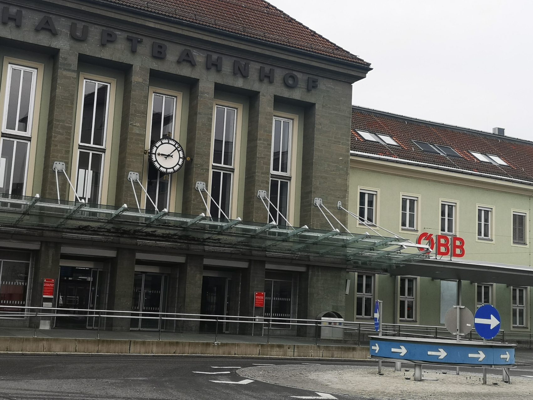 Beim Kreisverkehr vor dem Villacher Hauptbahnhof half die junge Frau einer verzweifelten Alkoholisierten.