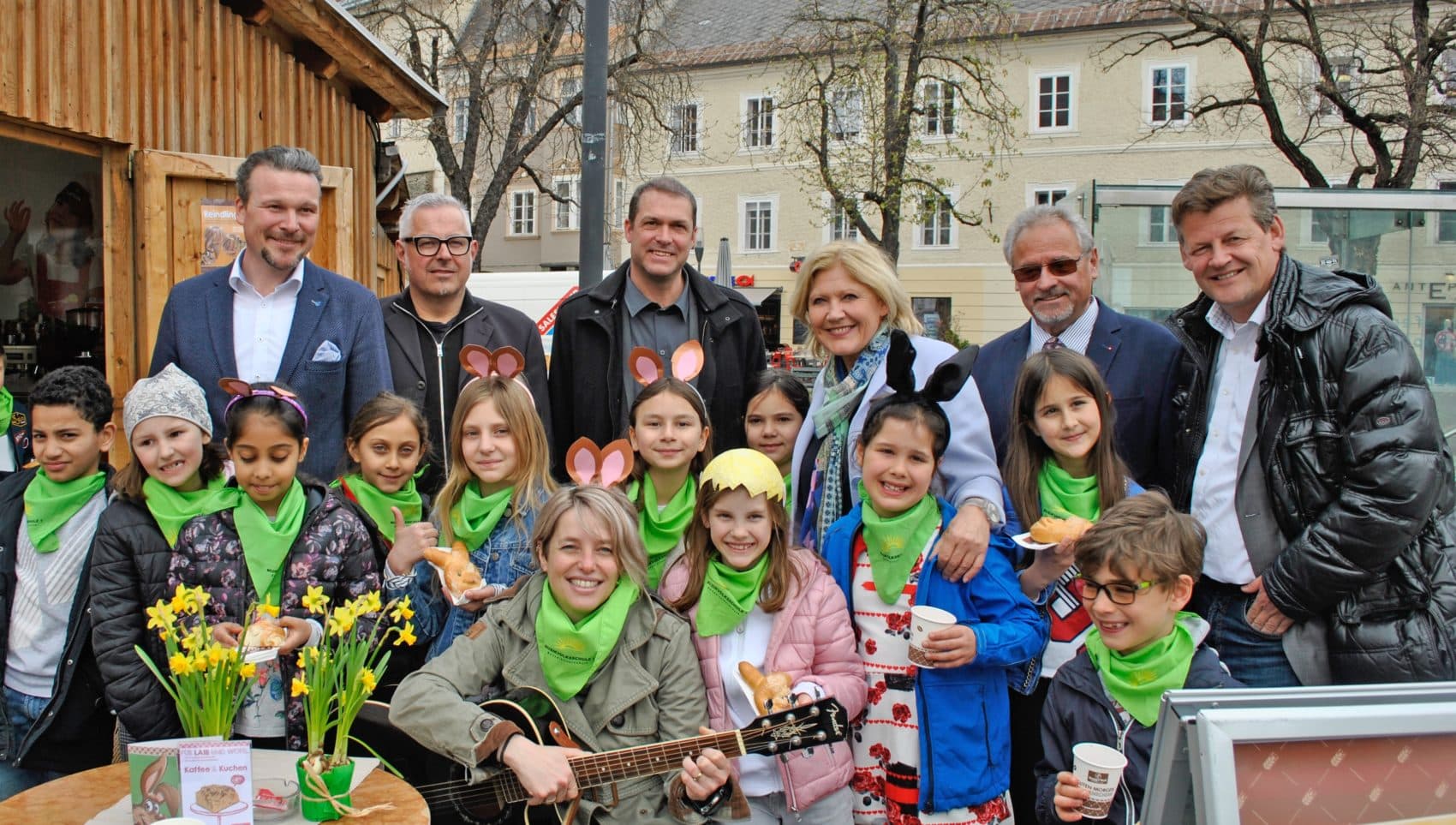 Bei der Eröffnung des Ostermarktes wurden die Mitglieder des Stadtsenates von den Kindern der Musikschule Benediktinerschule unterstützt.