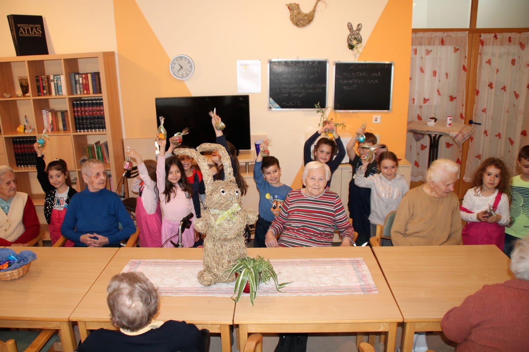 Osterstimmung bei den Kindern und Senioren im Pflegezentrum SeneCura
