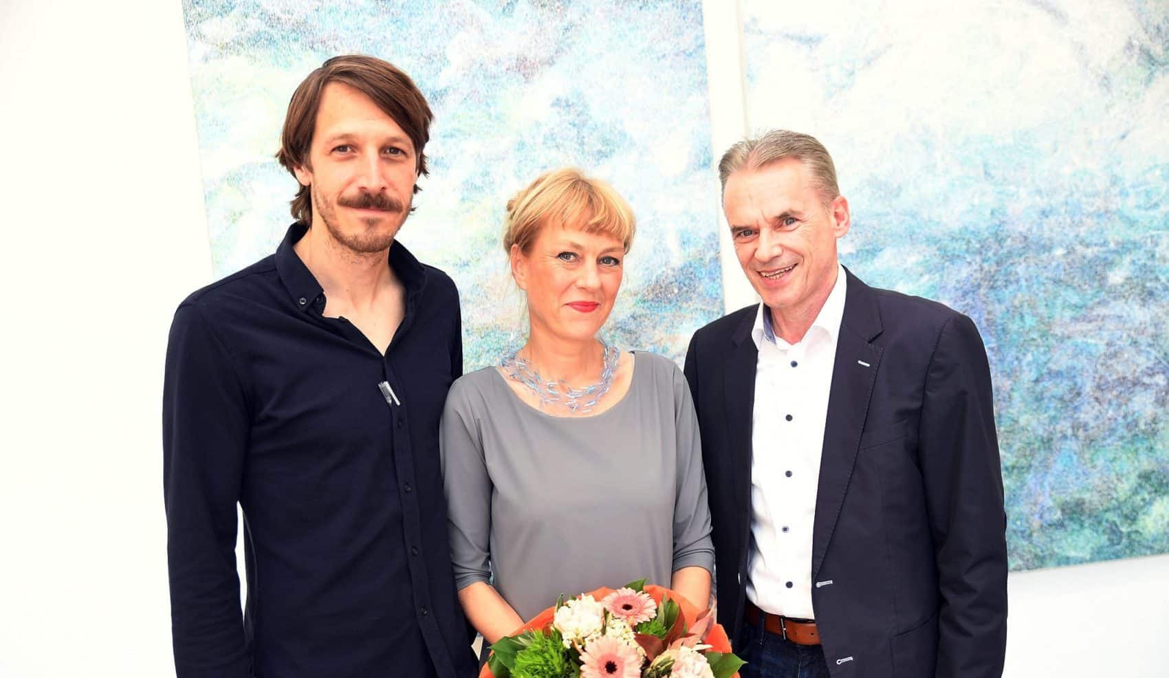 Lena Freimüller, Thorsten Krieger und Bürgermeister Ferdinand Vouk bei der Eröffnung der Galerie3 in Velden.