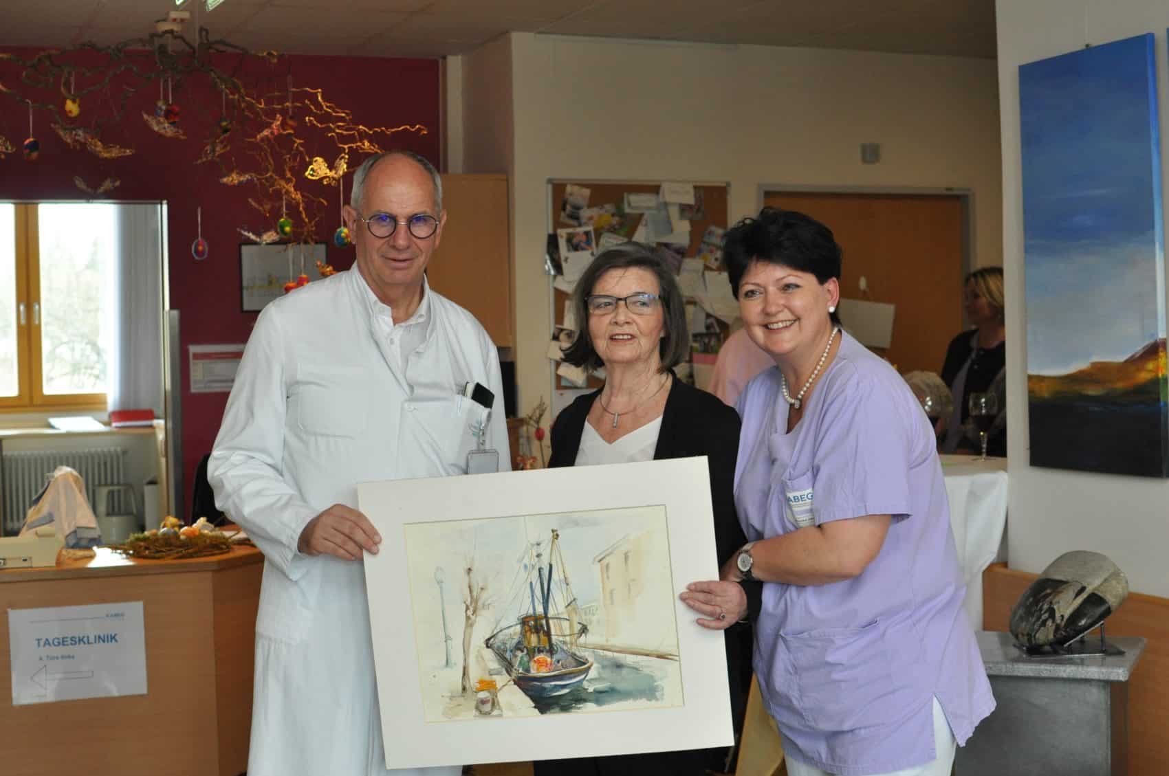 Abteilungsvorstand der Palliativmedizin Dr. Rudolf Likar und Stationsleiterin Monika Jahn mit der Künstlerin Igi Zacek