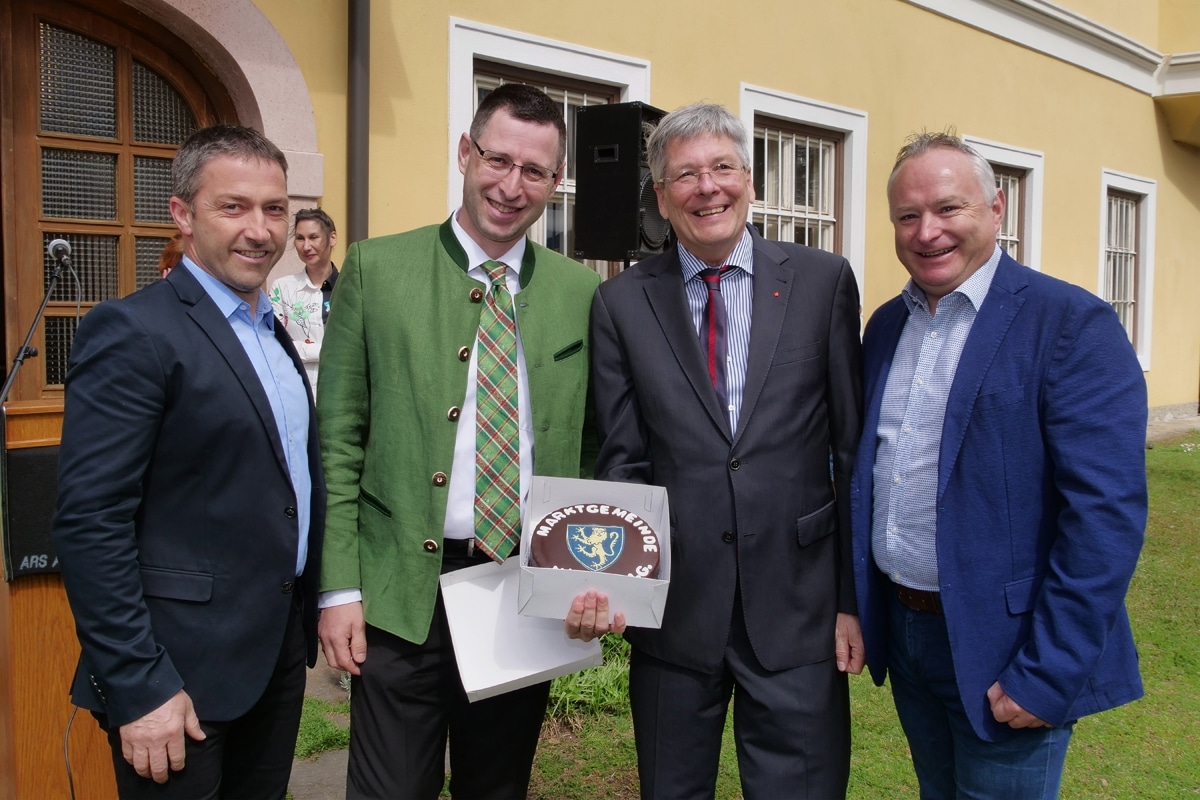 v.l.n.r.: Peter Politschnig (1. Vizebürgermeister Gemeinde Nötsch); Bürgermeister Alfred Altersberger; LH Peter Kaiser; Michael Rohr (2. Vizebürgermeister Gemeinde Nötsch)