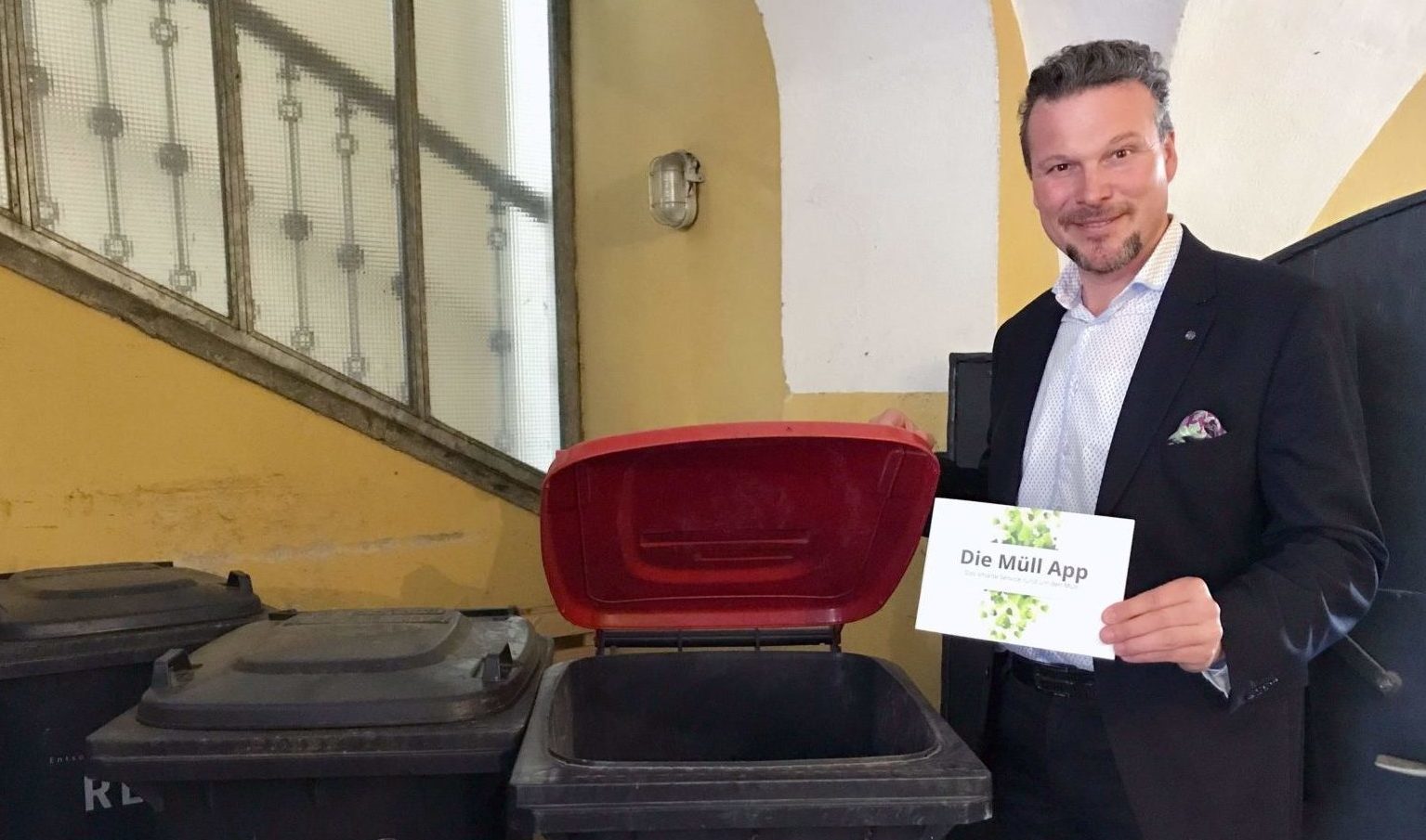Entsorgungsreferent Vizebürgermeister Wolfgang Germ freut sich über die steigenden Nutzerzahlen der Müll App für Klagenfurt