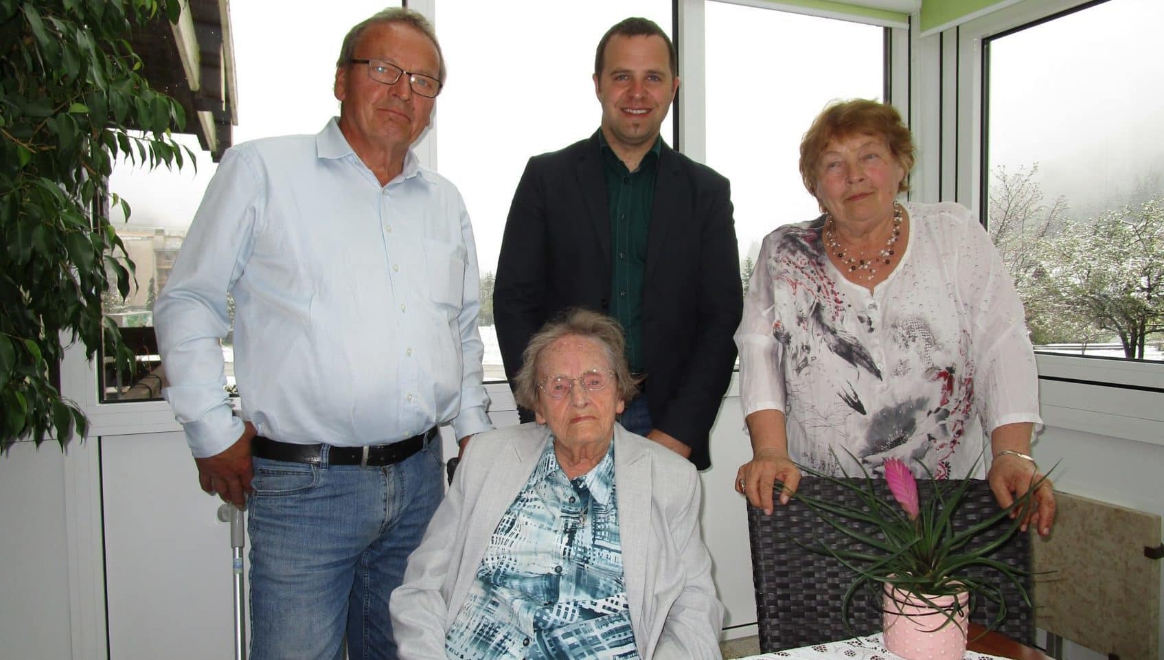 Herta Lackner mit Bad Bleibergs Bürgermeister Christian Hecher und ihren beiden Kindern Hans Peter und Ilse. 