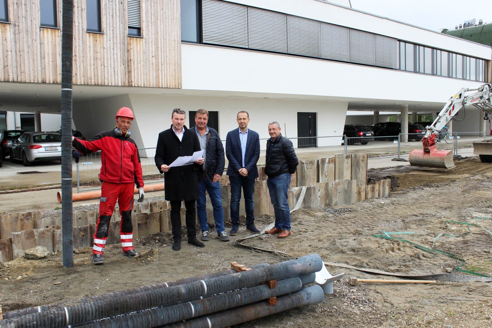 Entsorgungsreferent Vizebürgermeister Wolfgang Germ besichtigt mit Mitarbeitern der Abteilung Entsorgung die Kanalbaustelle.