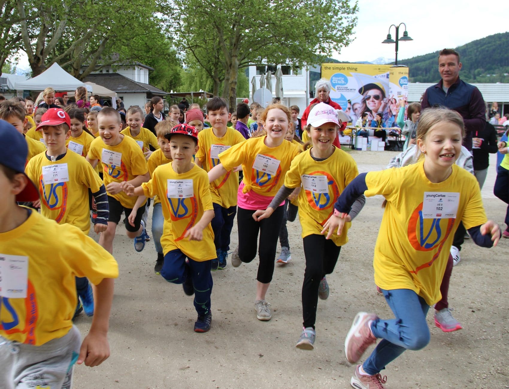 Mit Begeisterung waren die Läuferinnen und Läufer – im Bild die Volksschule 9 - für junge Menschen und Mütter in Not im Einsatz.