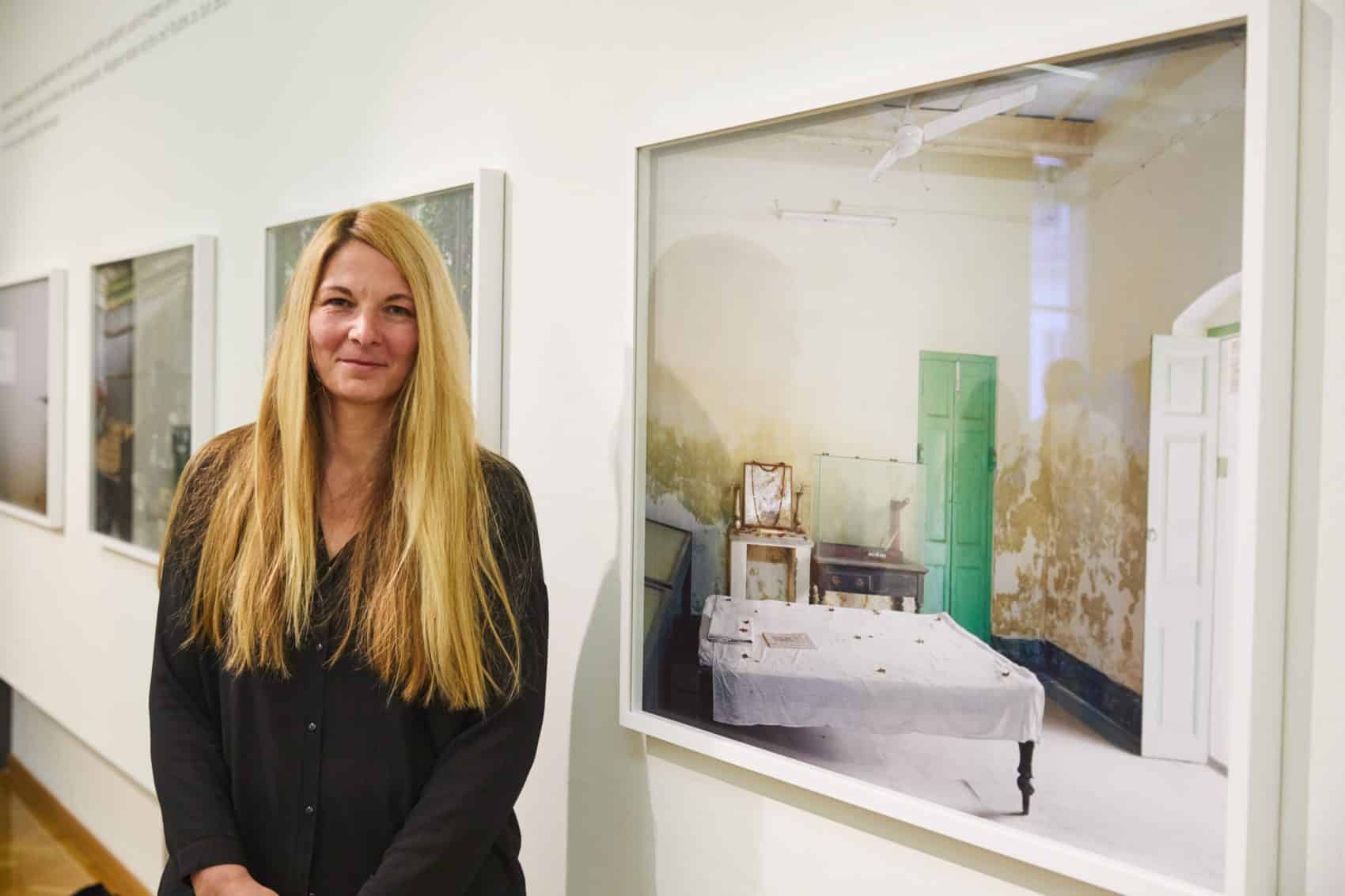 Künstlerin Anja Bohnhof bei der Ausstellungseröffnung „Tracking Gandhi“ in der Stadtgalerie 