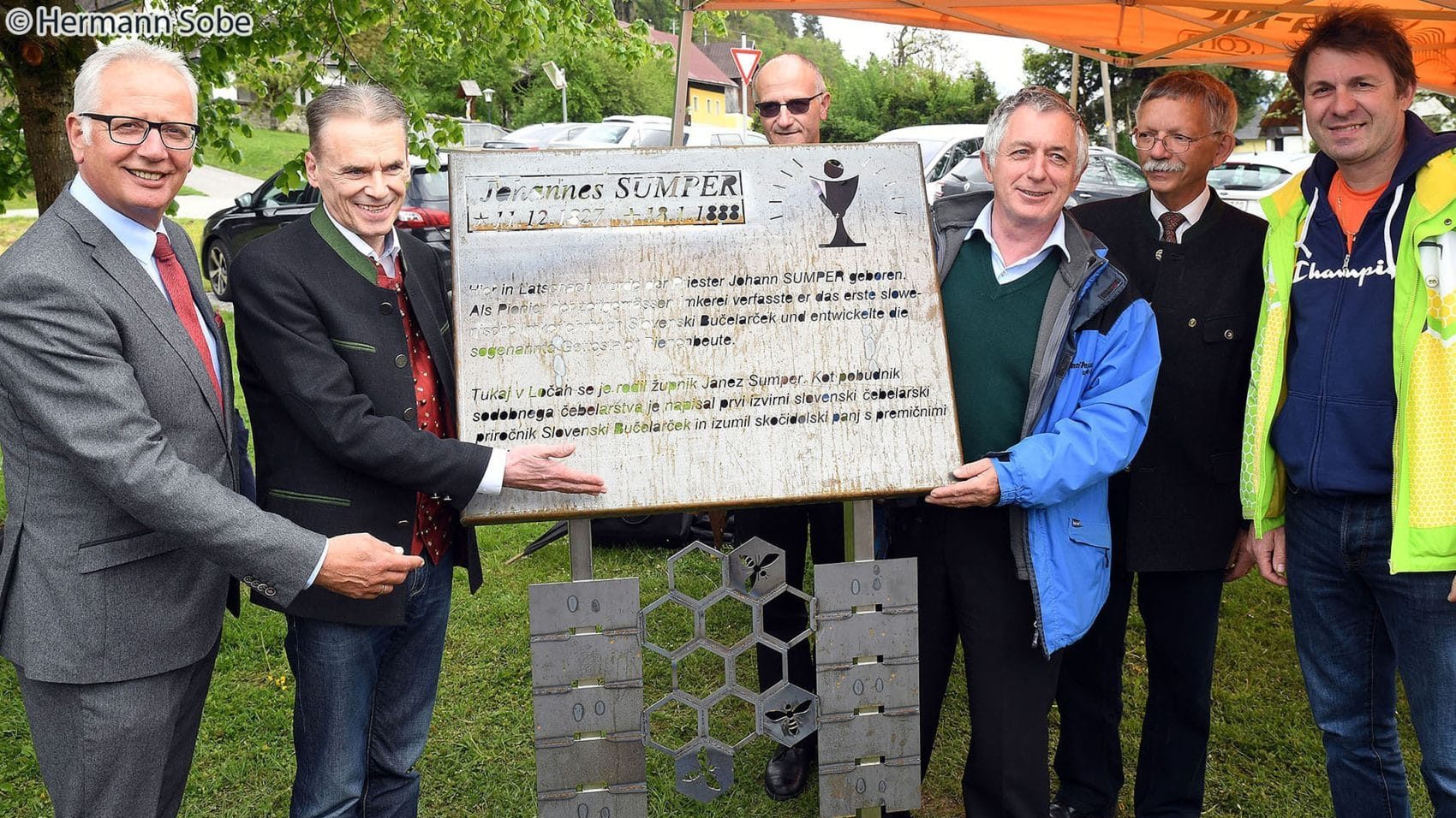 Zu Ehren von Pfarrer Sumper wurde vor kurzem ein neues Denkmal in Latschach enthüllt. 