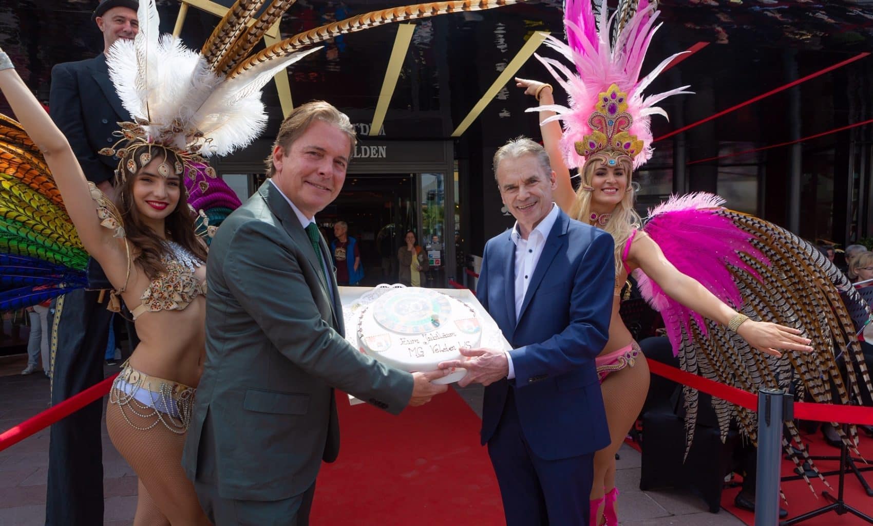 Casino Velden Direktor Paul Vogel und Veldens Bürgermeister Ferdinand Vouk mit der Jubiläumstorte.