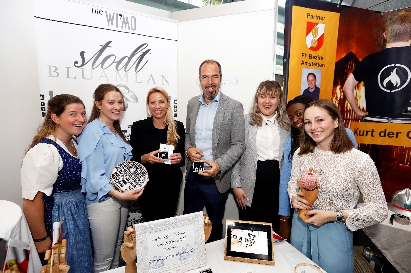 Die Gewinner: Junior Company Stodtbluamlan mit Mag. Dr. Juliane Bogner-Strauß und Mag. Jürgen Roth.