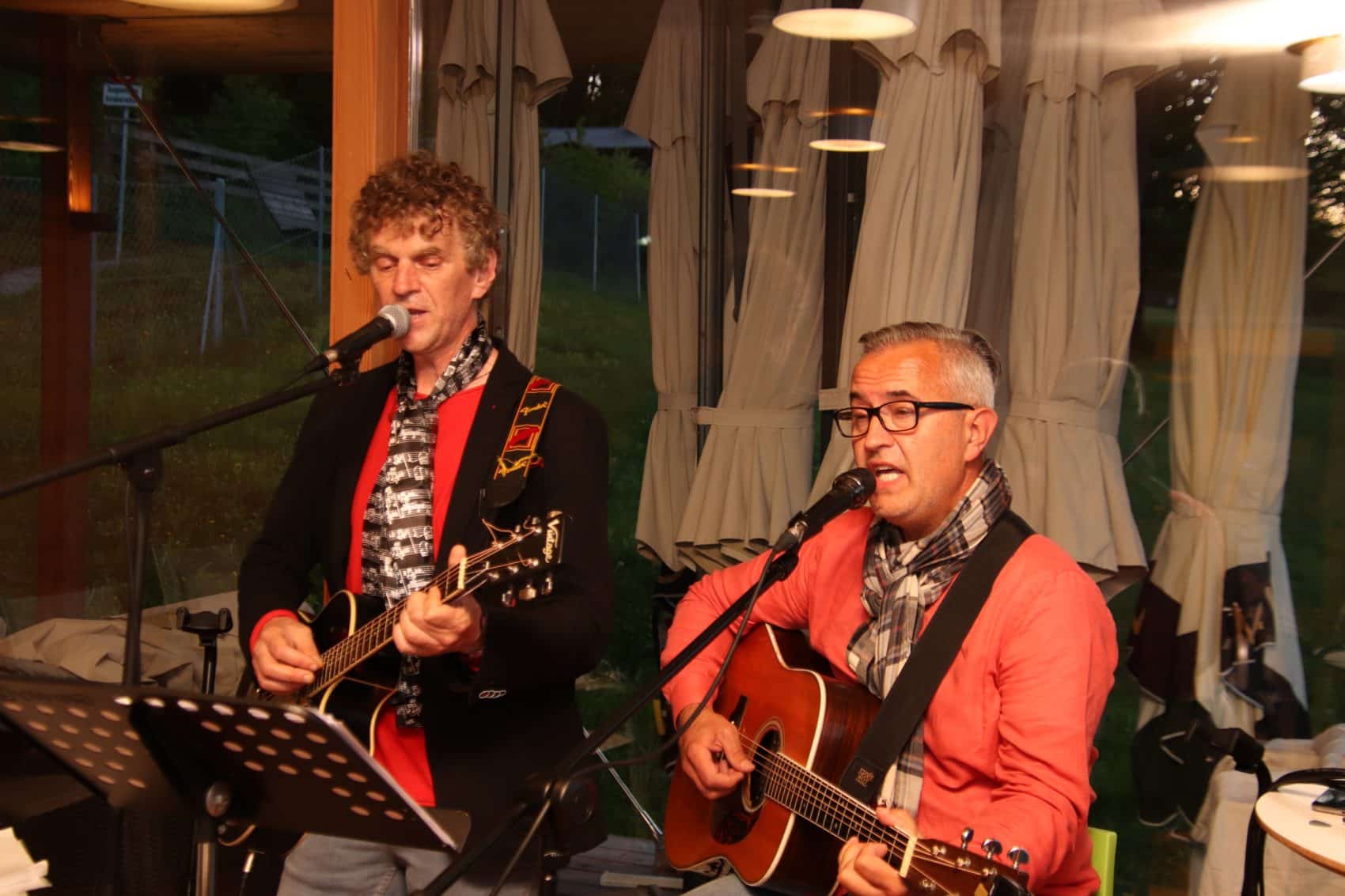 Wolfgang Unterlercher und Dominik Werginz (v.l.) spielten Musik über die Liebe und das Leben.
