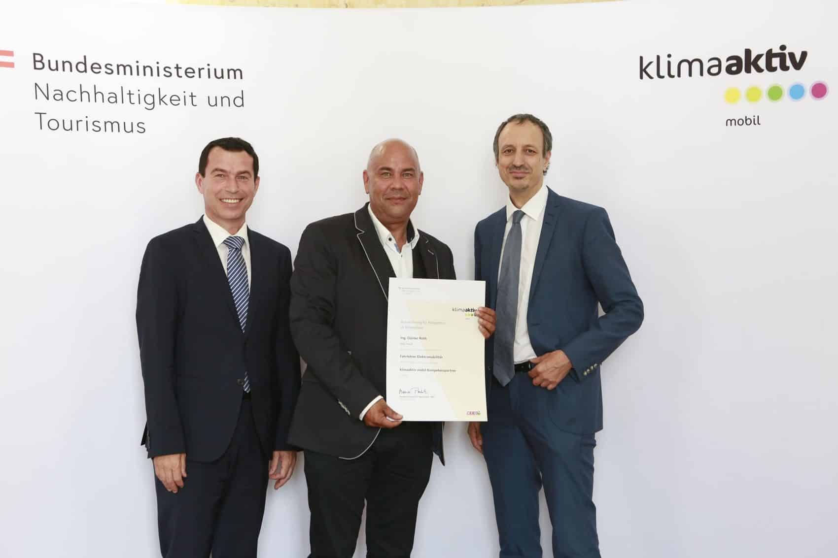 Unter den 11 ausgezeichneten Fahrschulen war auch die Villacher Fahrschule Gabriel. Günter Roth, Bild Mitte, nahm die Auszeichnung in Wien entgegen.