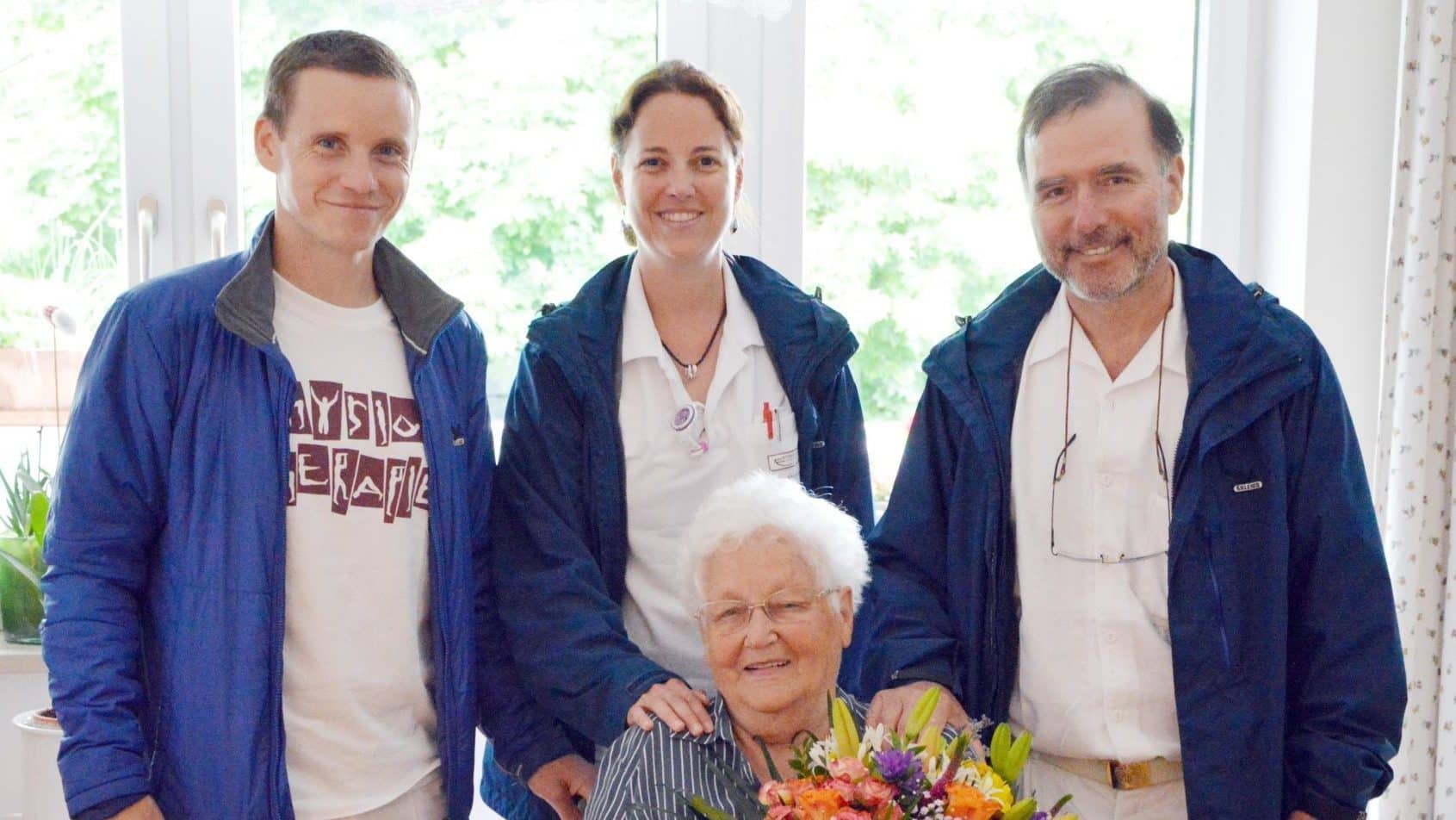 Das Team der  Ambulanten  Geriatrischen  Remobilisation  rund  um  Physiotherapeut  Achim Herkner, Dr. Patricia Walentiny und OA Dr. Walter Müller, MSc. gratulierte der 1.000 Patientin Rosalia 
Schaffer mit einem Blumenstrauß.