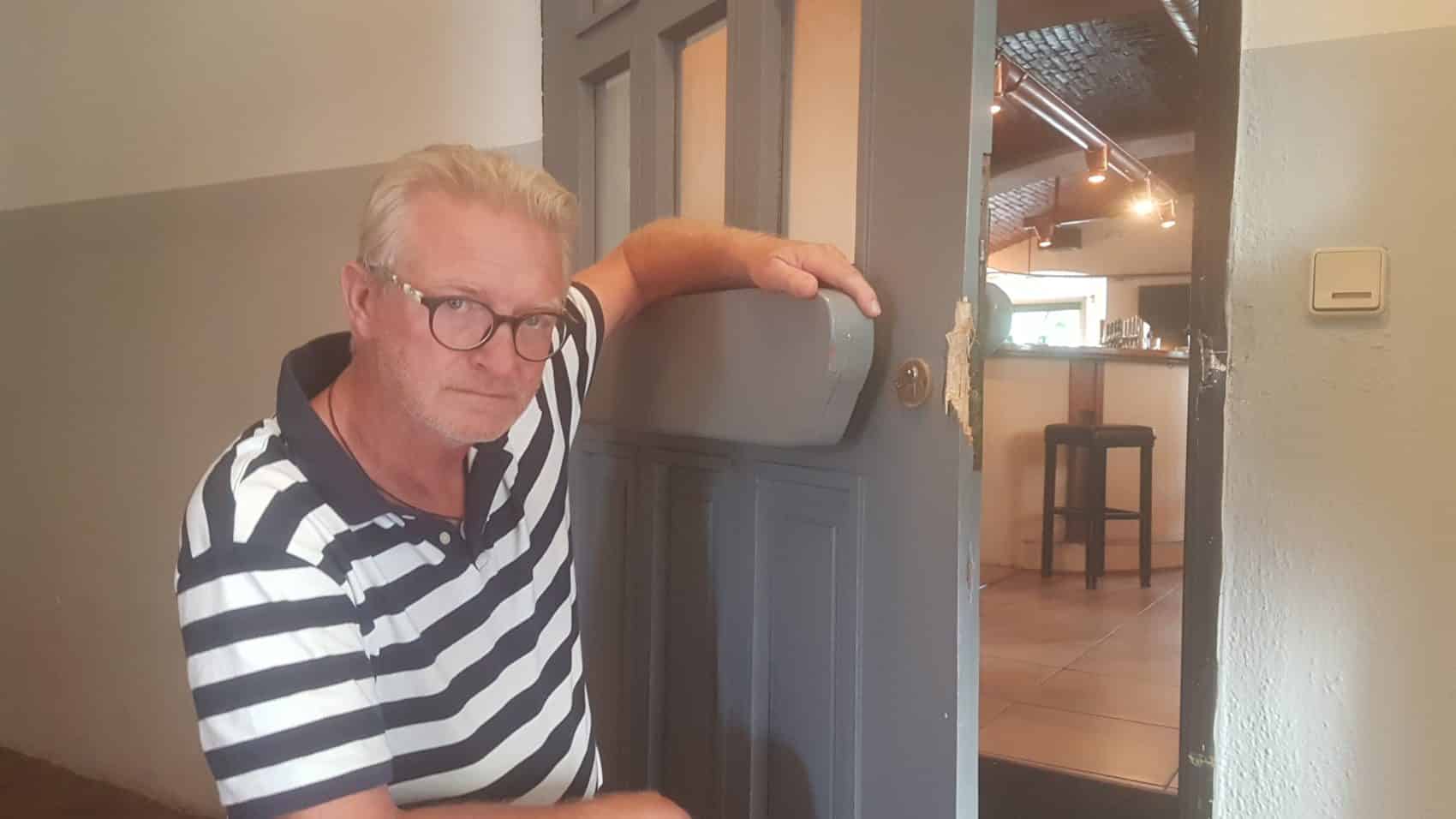 Der Betreiber des Cafes Hendrikus van den Broek ärgert sich über den Einbruch, sperrt sein Lokal jedoch heute ganz normal auf.