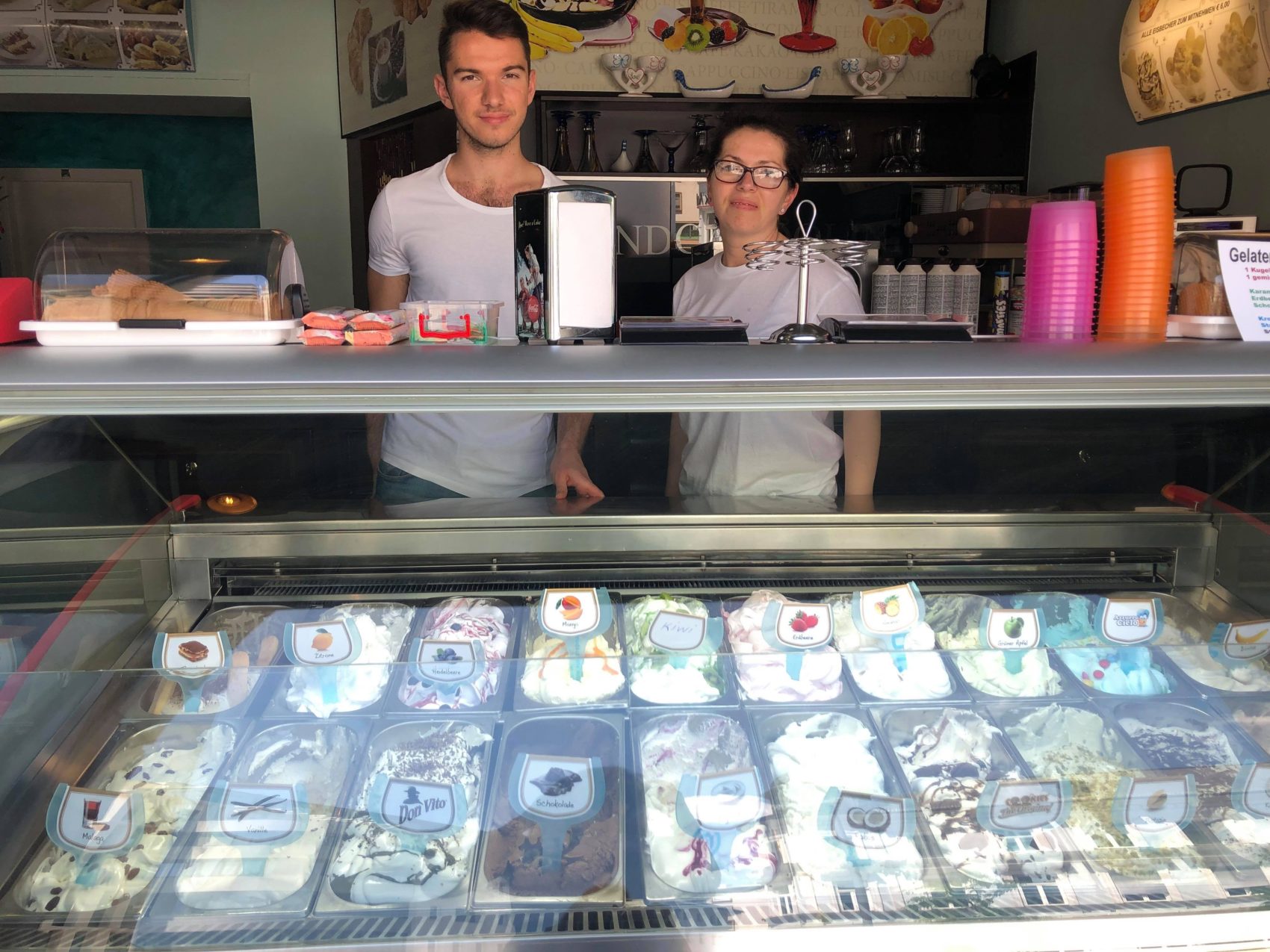 Bei den 20 Eissorten ist für jeden Geschmack etwas dabei. Besitzerin Eleonora Gruia steht heute mit ihrem Sohn hinter der Eistheke.