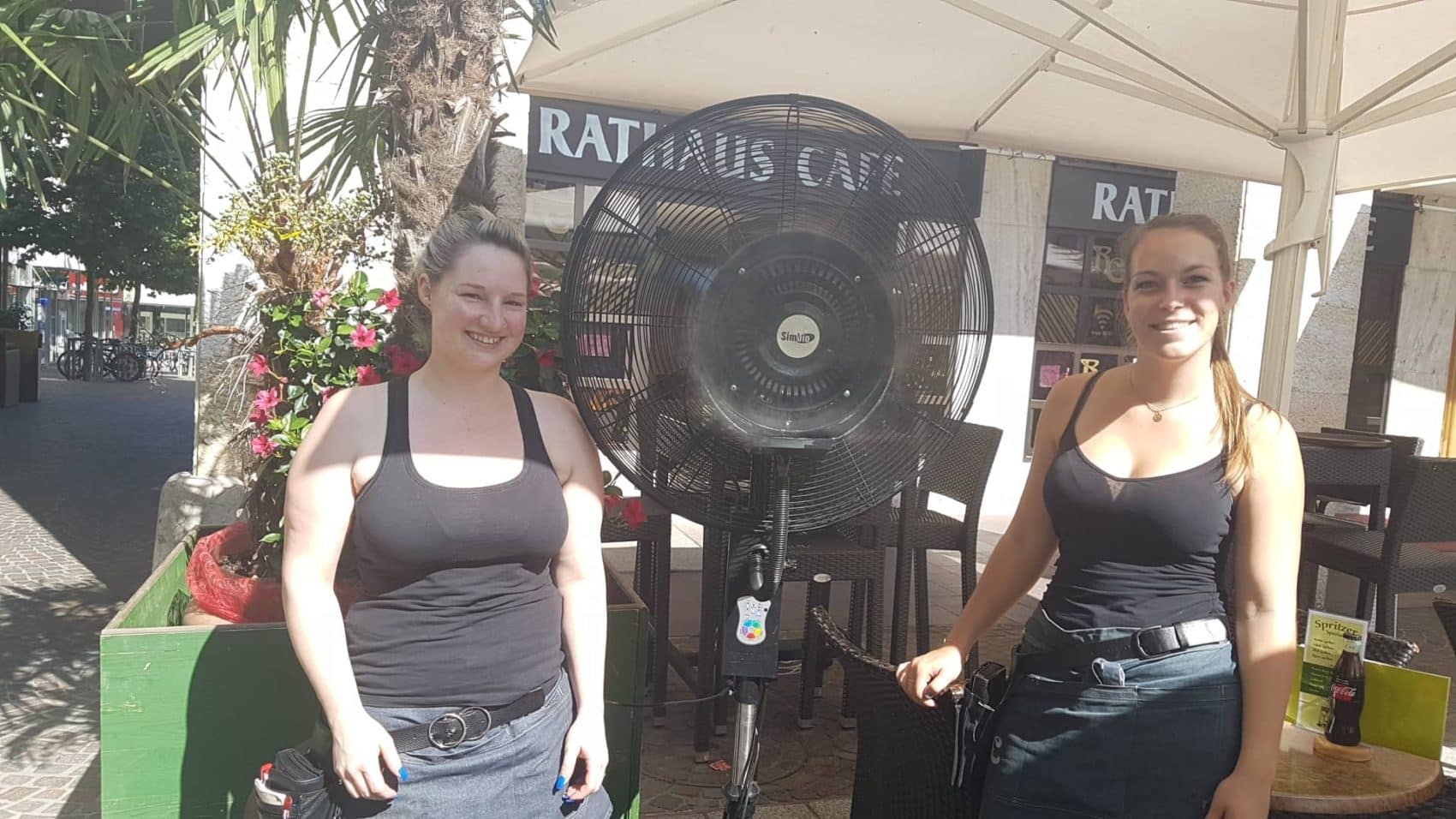 Auch die Kellnerinnen Katrin und Natalia sind begeistert von der erfrischenden Abkühlung. 