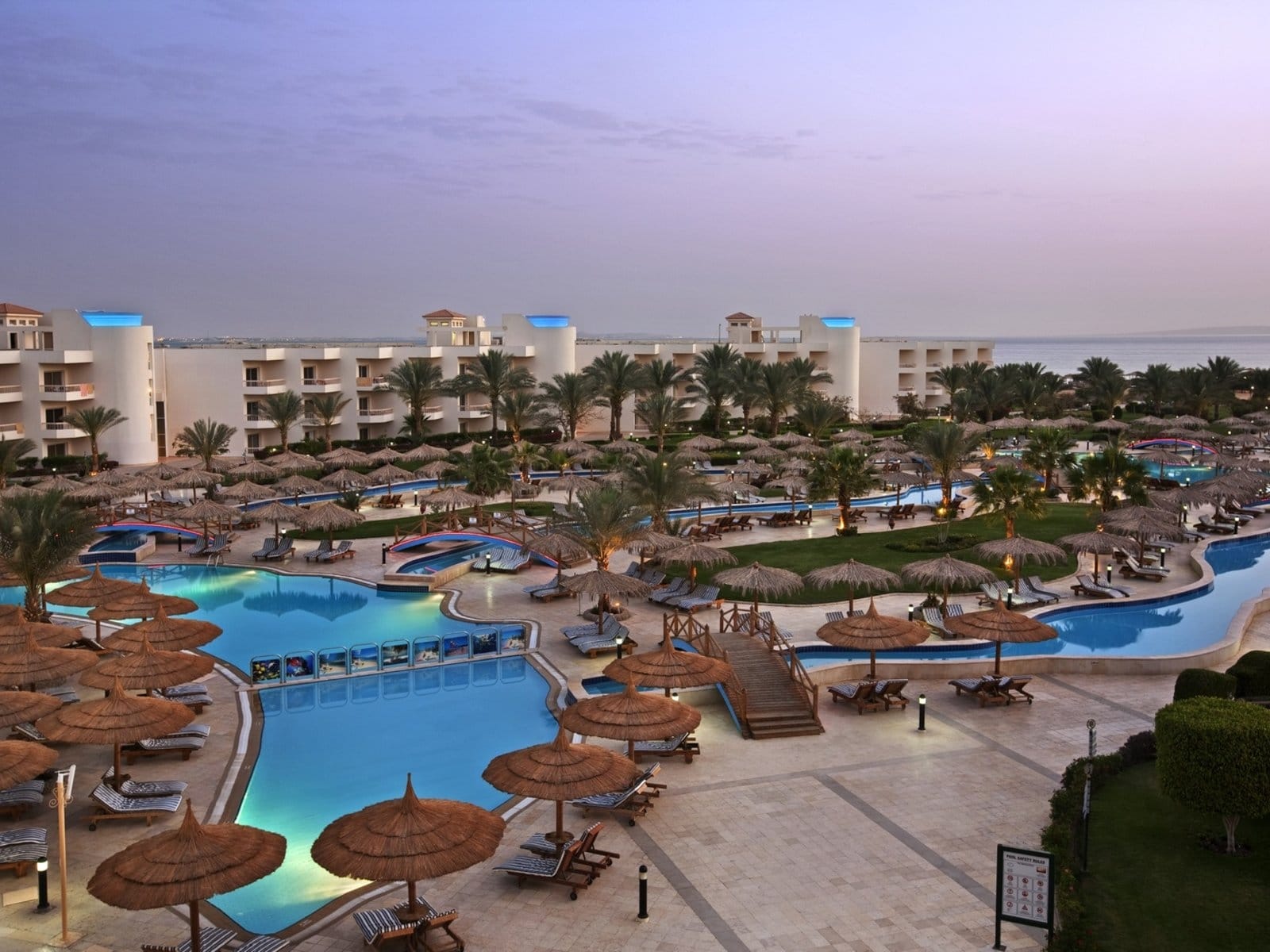 Das Hilton Long Beach Resort liegt direkt im Schnorchelparadies am Roten Meer.