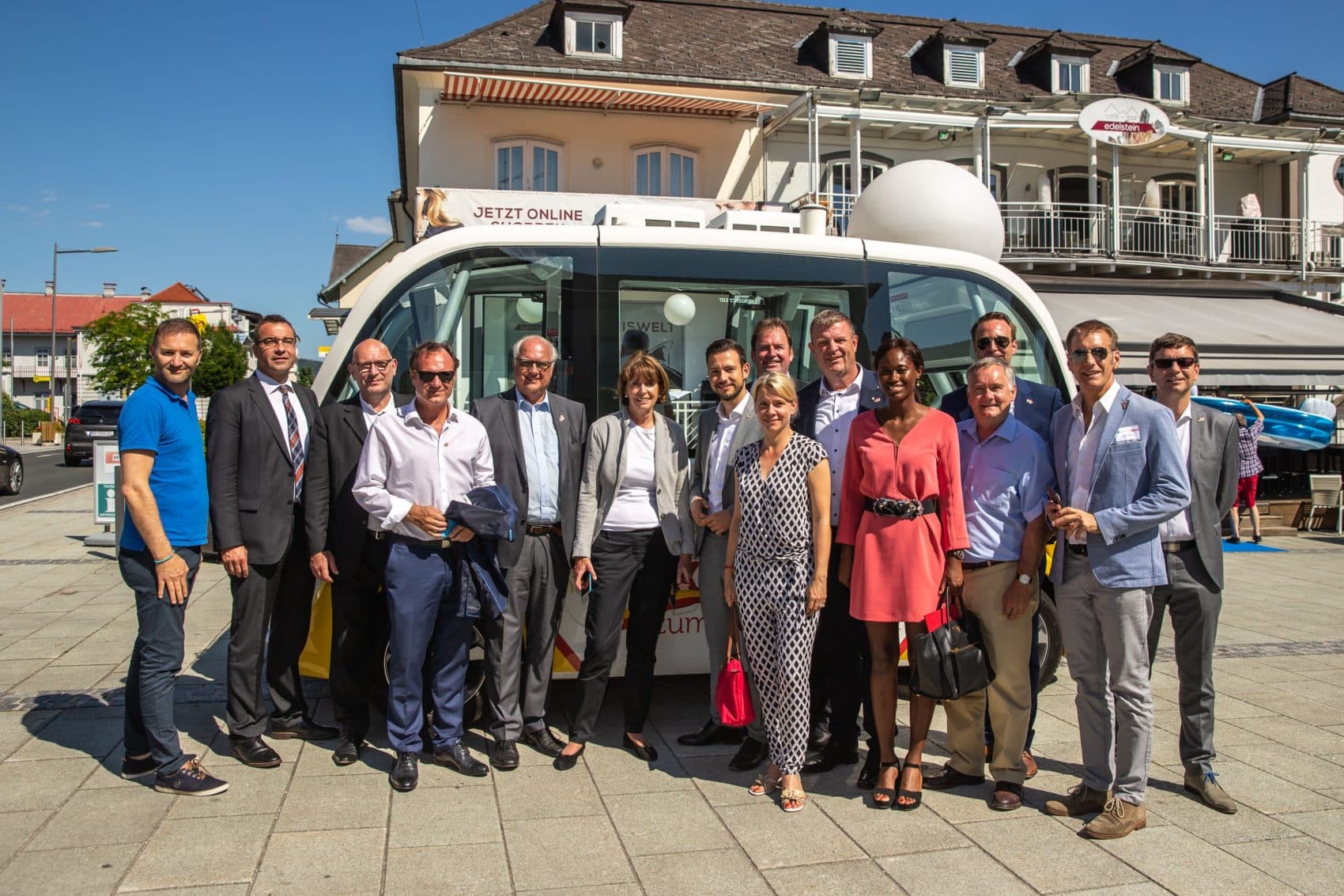 Praxistest autonomes Fahren mit der Oberbürgermeisterin von Köln, Henriette Reker, der Kölner Delegation, Landesrat Sebastian Schuschnig und SURAAA-Projektleiter Walter Prutej. 