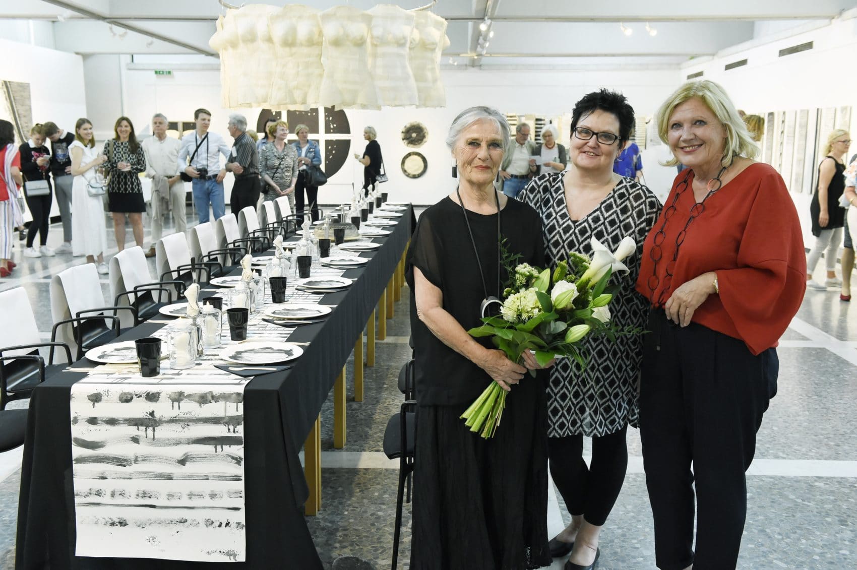 Bürgermeisterin Dr. Maria-Luise Mathiaschitz gratuliert Marlies Liekfeld-Rapetti gemeinsam mit Galerieleiterin Mag. Beatrix Obernosterer zum 80. Geburtstag und zur gelungenen Ausstellung.