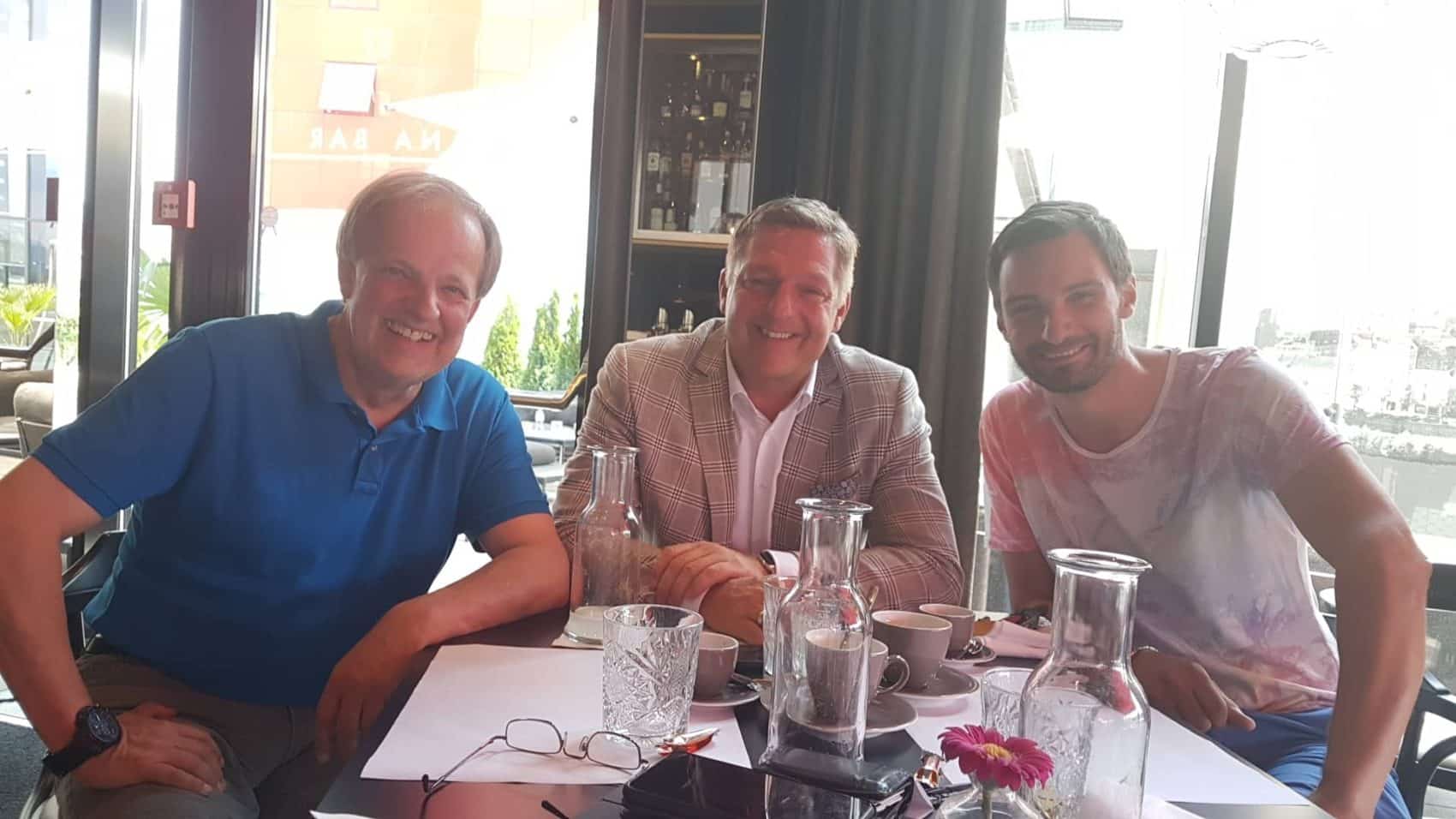 Faschingskanzler Kuno Kunz, Bürgermeister Günther Albel und Alexander Wrussnig bei einer Besprechung gestern in der LAGANA Bar.